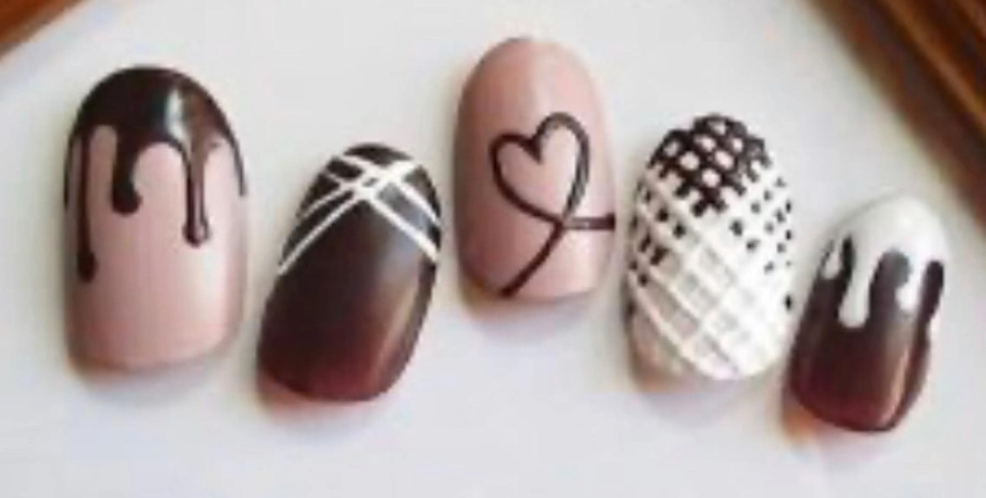 バレンタイン ネイルの写真