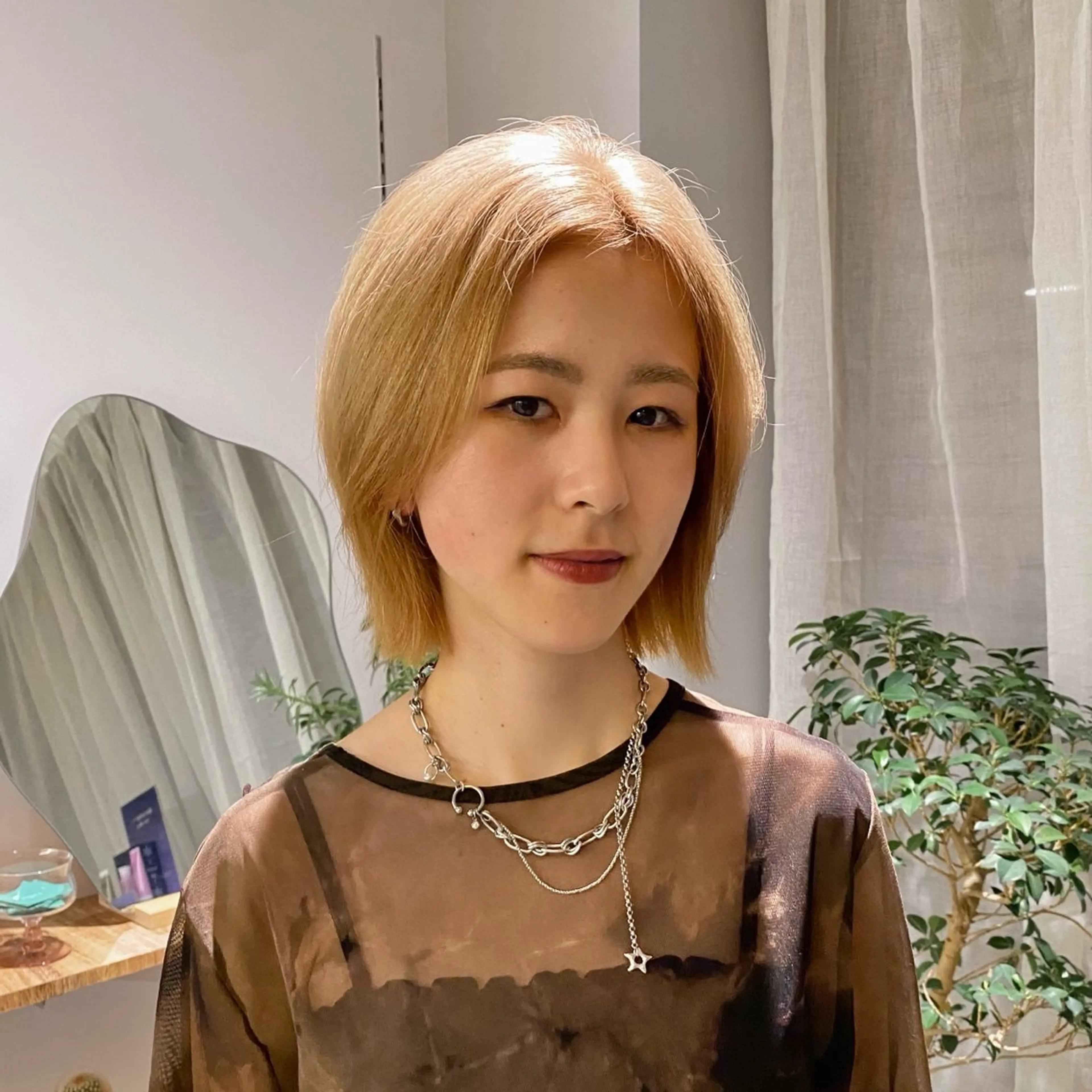 ショート カラー ベージュカラー ダブルカラー ハイトーンカラー ハイトーンベージュ カット ヘアカラー トリートメント cipre シンモン チナリのヘアスタイル