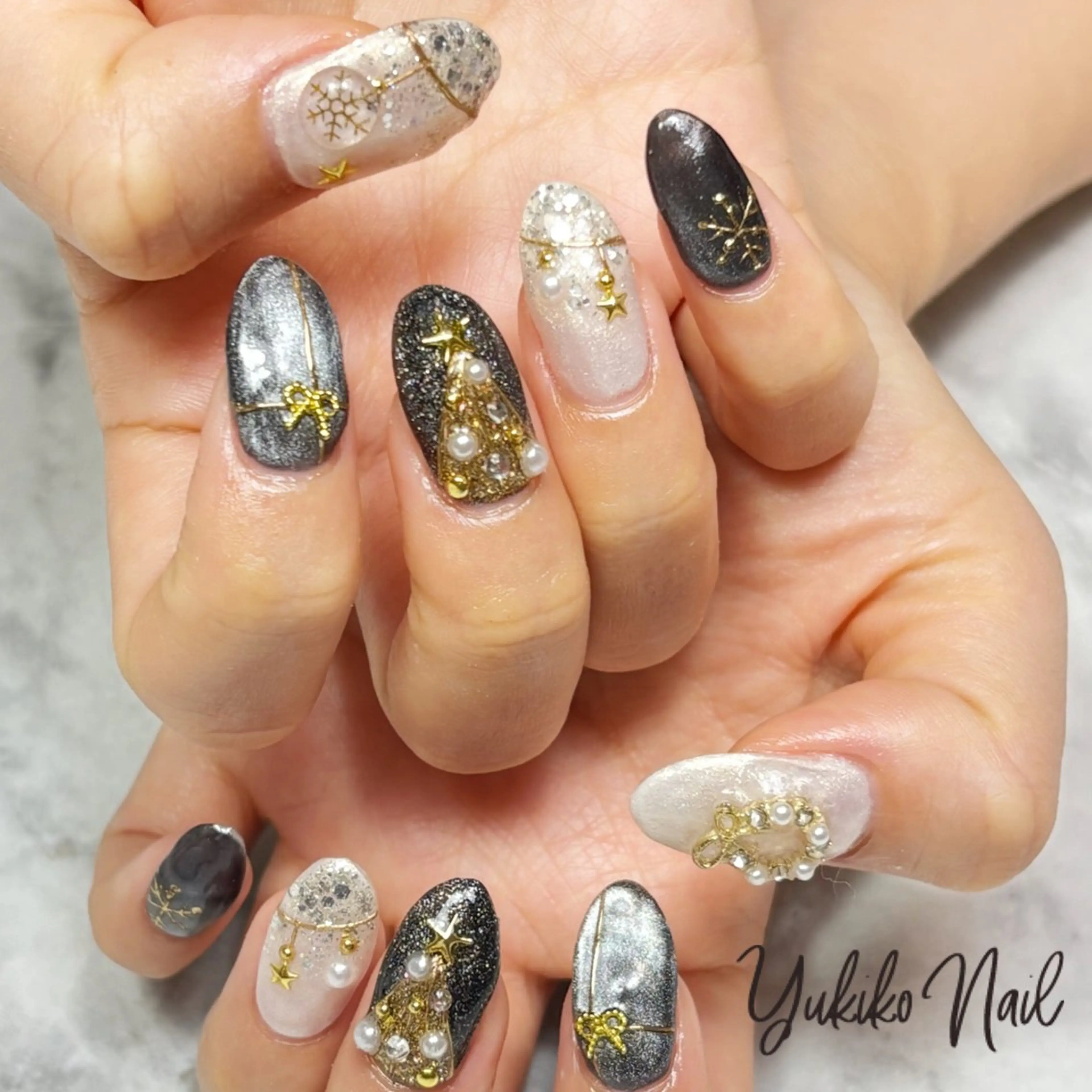 ネイル ゴールド キラキラネイル マグネットネイル 冬ネイル クリスマス ユキコ ネイルのネイルデザイン