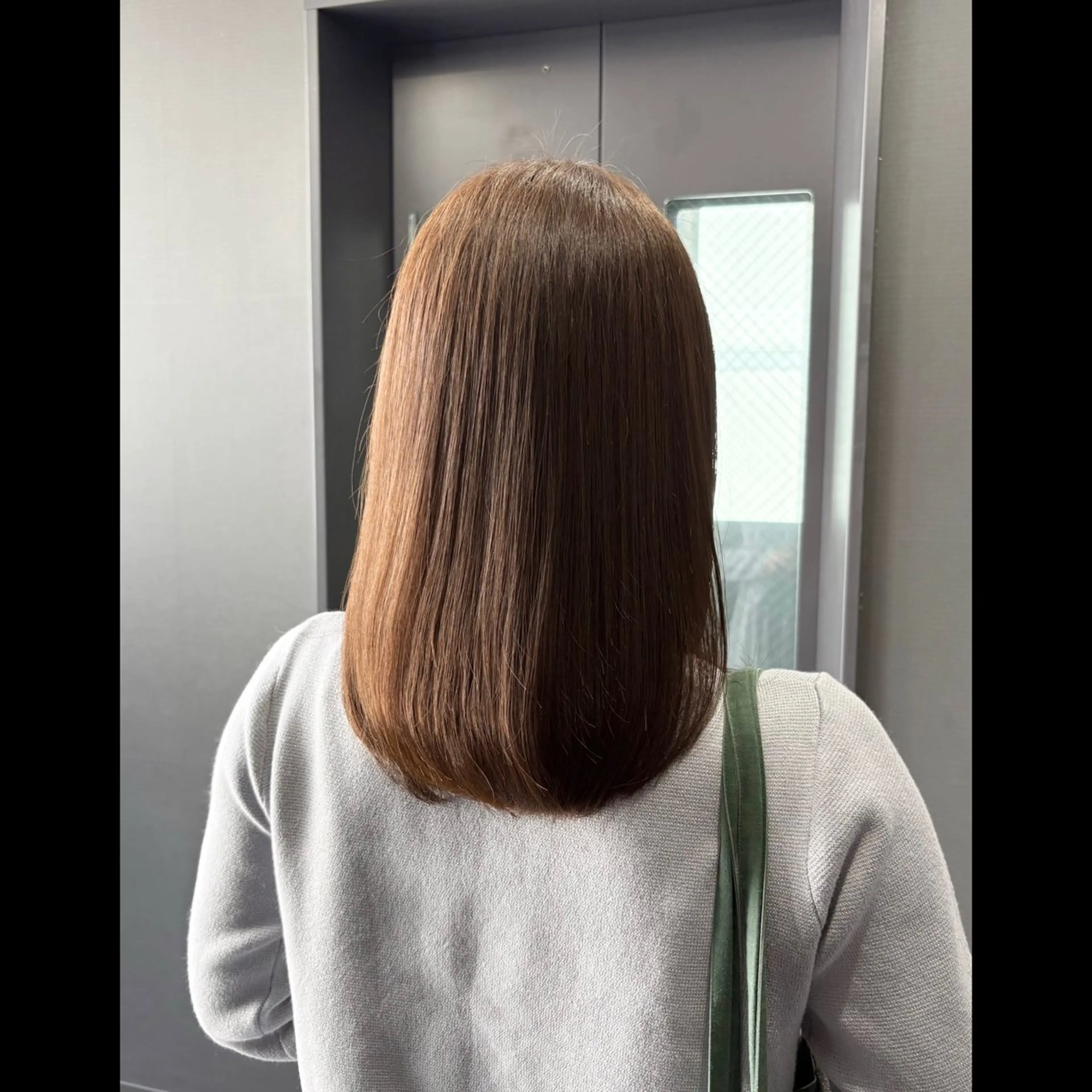 セミロング 彩名/透明感カラー/ レイヤーカットのヘアスタイル