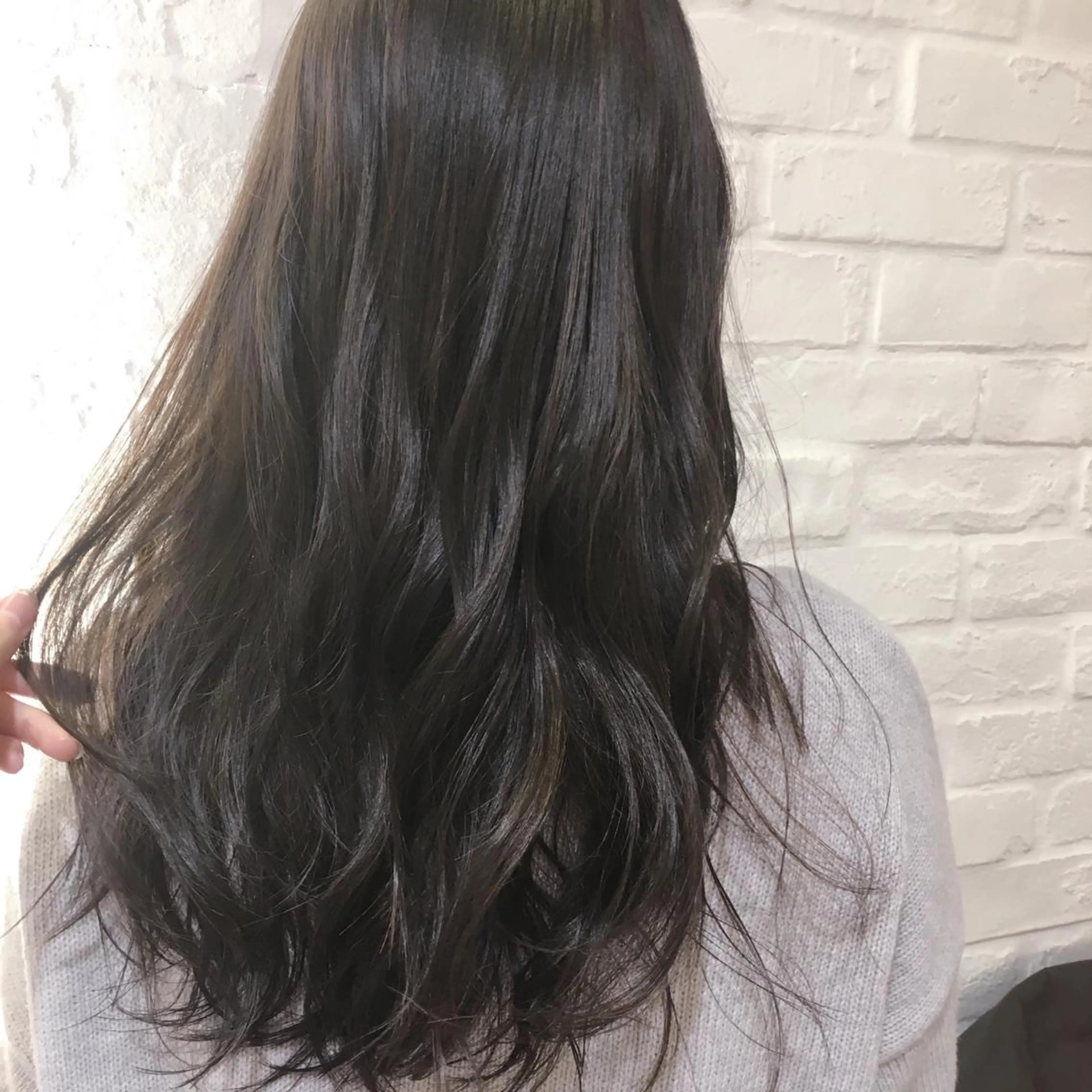 ロング カラー グレージュ 加藤 あやみのヘアスタイル