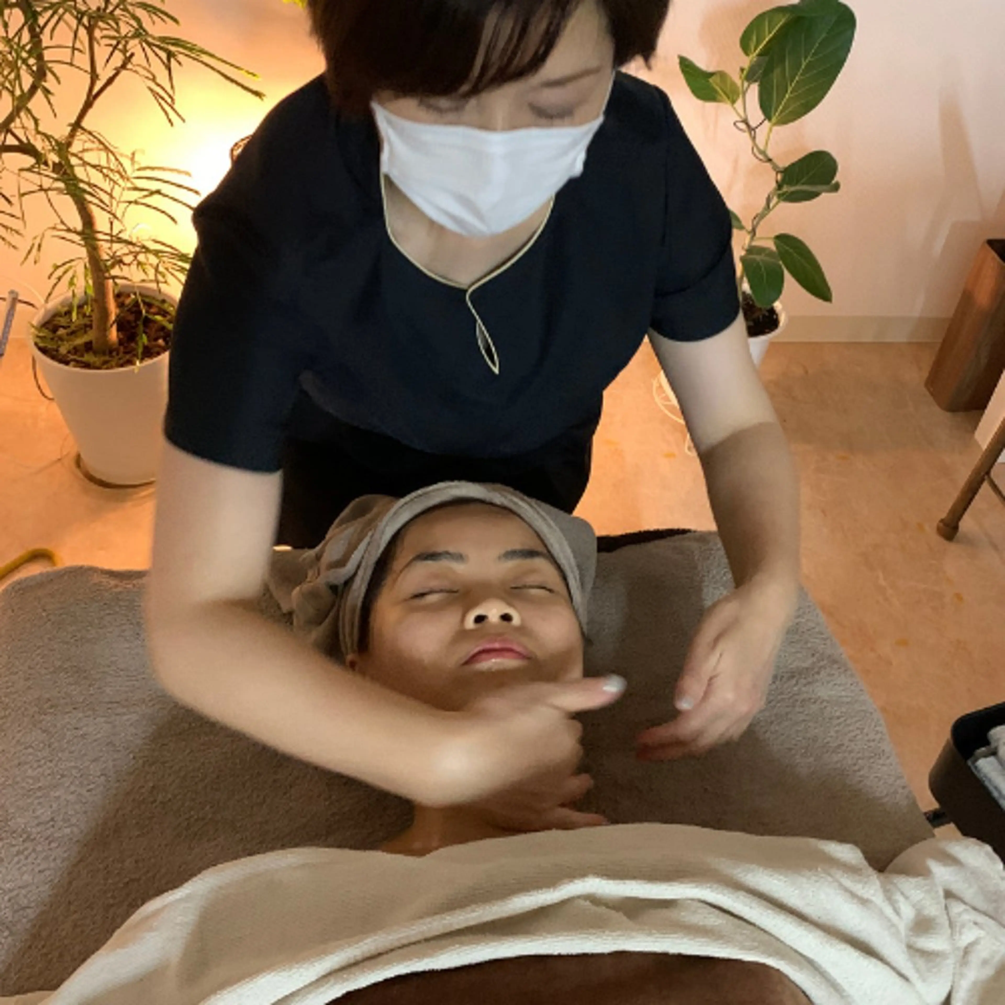 フェイシャルエステ　【クレンジングで肌の汚れやメイクを丁寧に落として、ピーリングやスクラブを用いて古い角質を取ります。】の写真