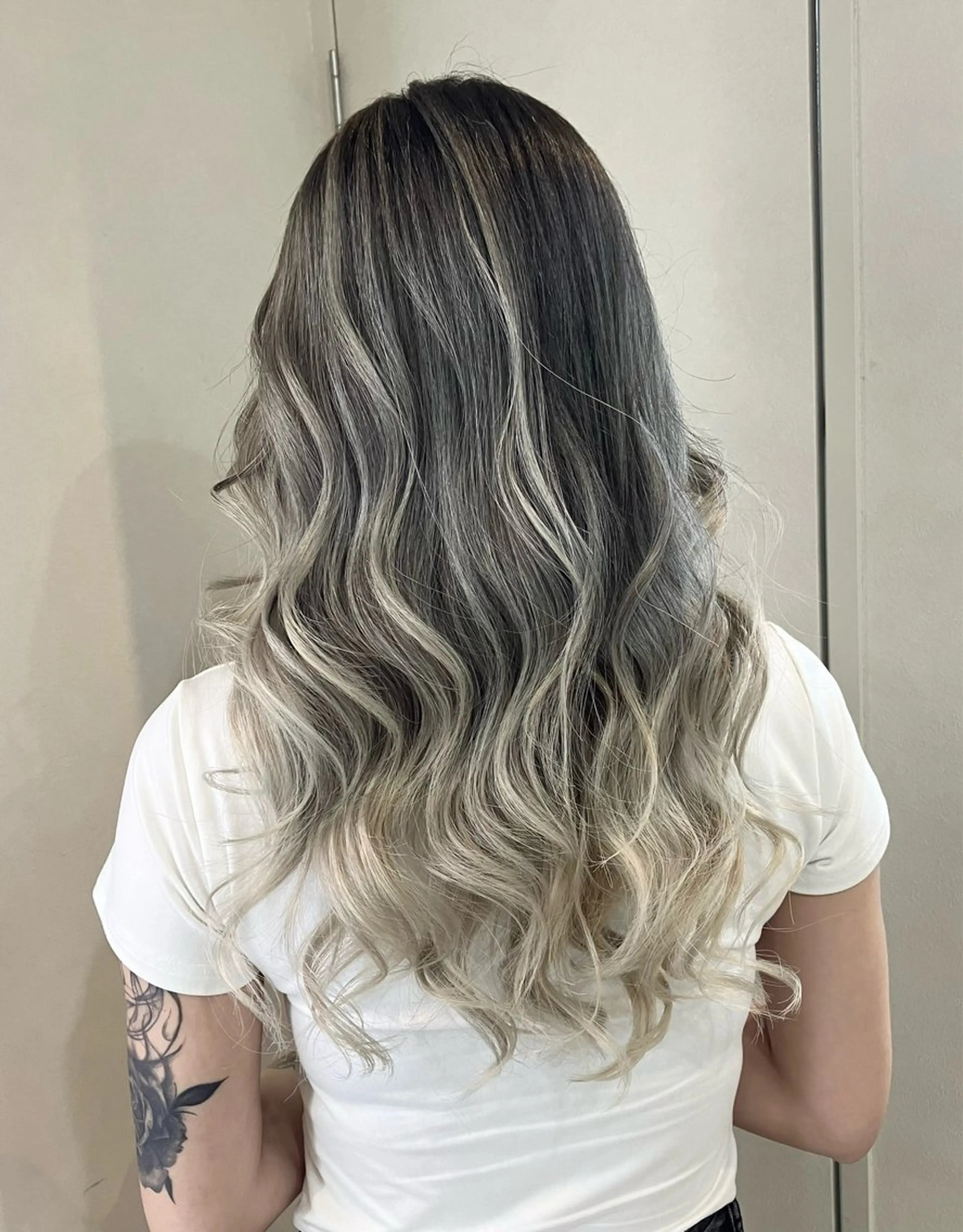 カラー バレイヤージュ ブリーチ HIRO ✂︎のヘアスタイル