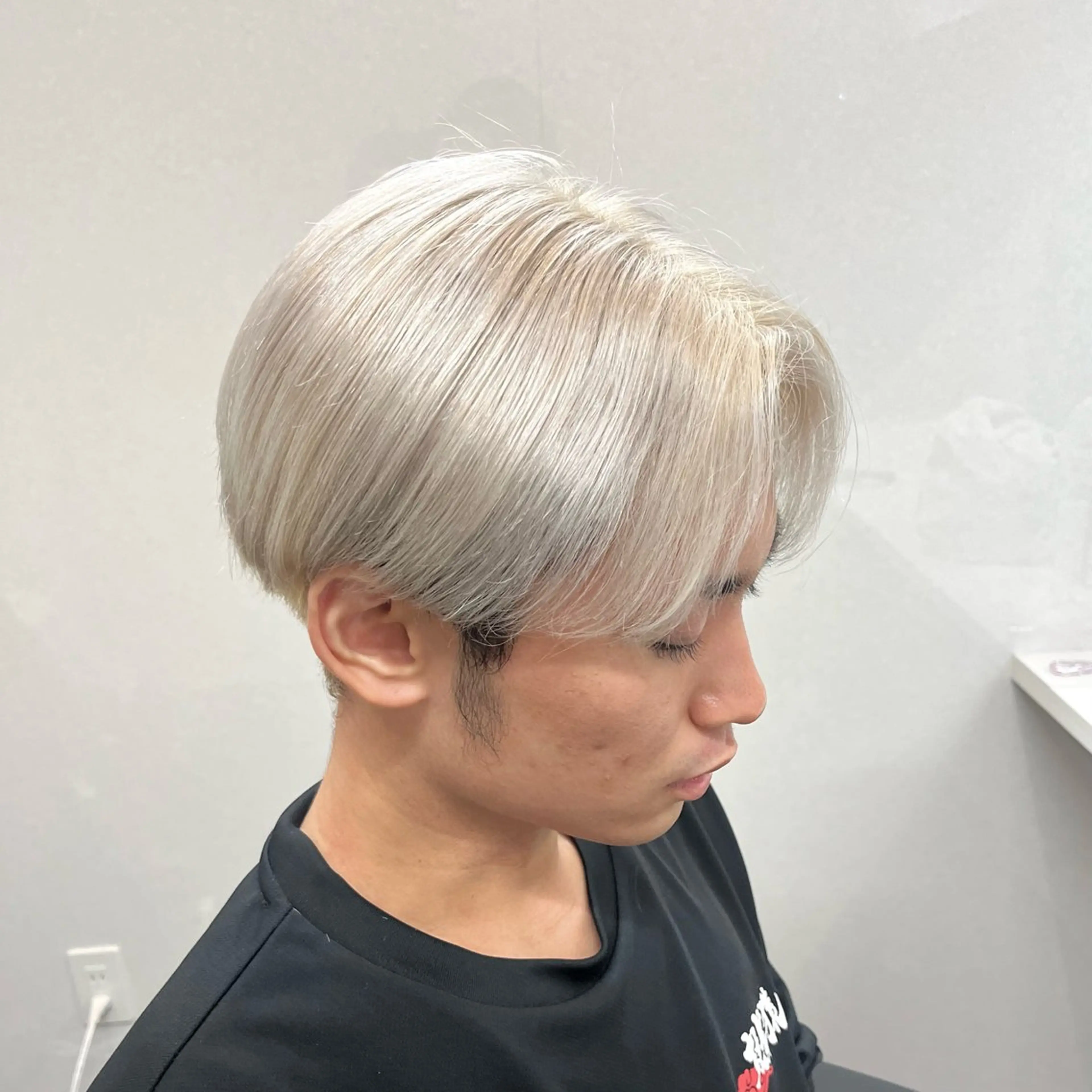 カラー メンズ メンズブリーチ メンズハイトーン メンズインナーカラー メンズ韓国風 ベージュカラー ヘアカラー トリートメント ケアブリーチ/ 髪質改善/上質艶髪のヘアスタイル