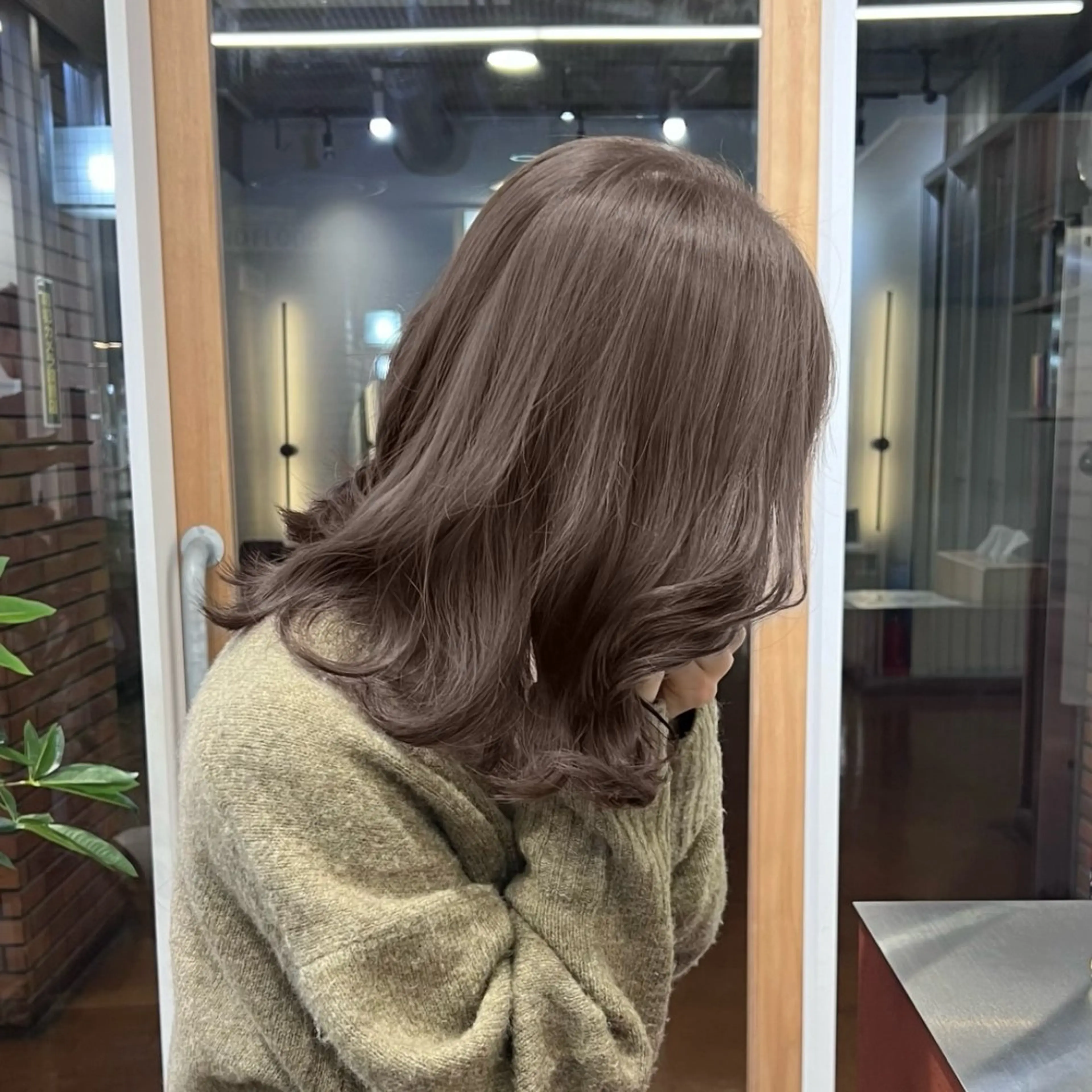 ロング カラー パーマ アッシュ アッシュグレー アッシュグレージュ ベージュカラー 黒髪 akira｜ 透明感ベージュ｜梅田のヘアスタイル