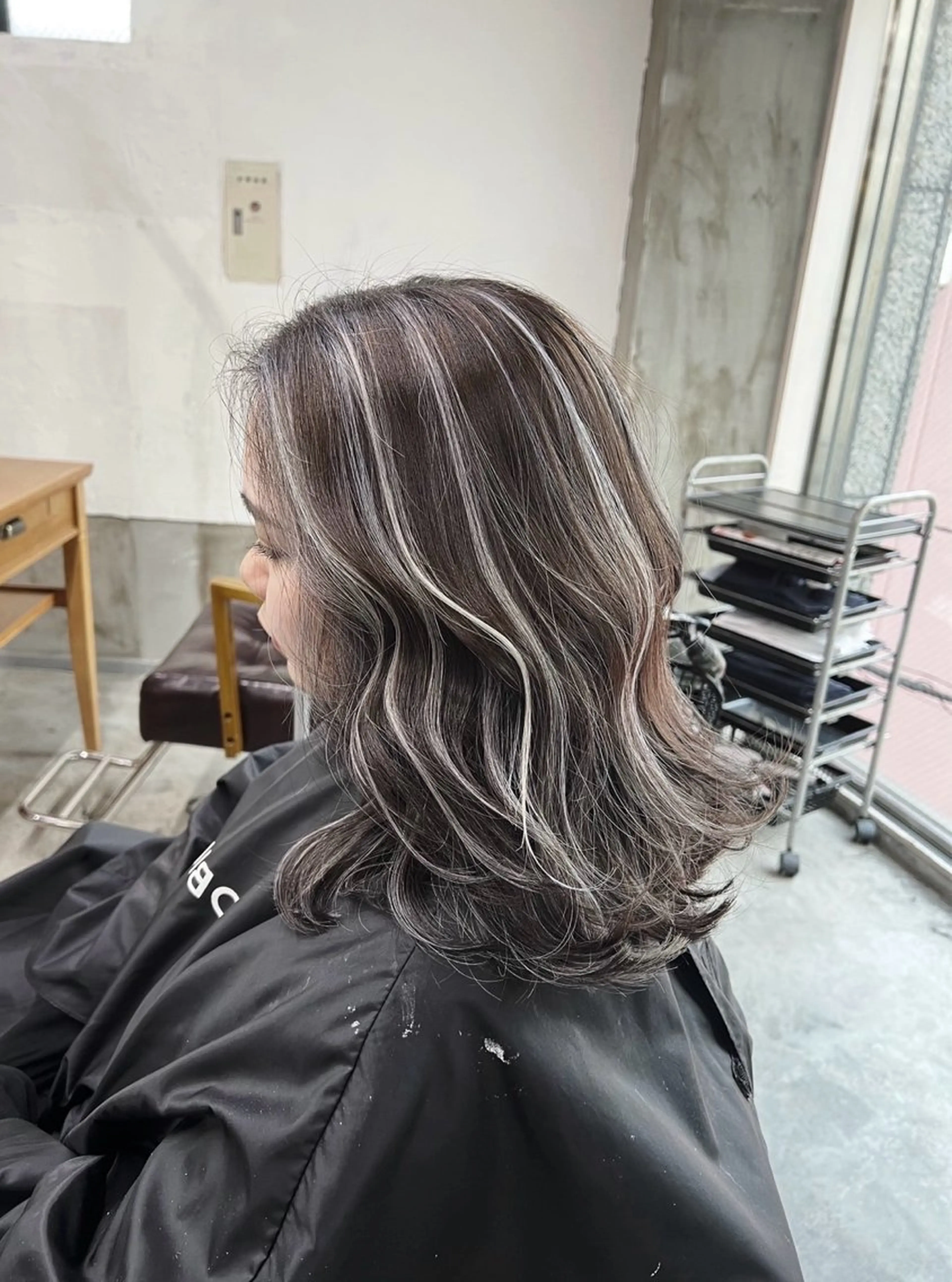 ミディアム カラー ダークグレー ダークグレージュ グレージュ ハイライトカラー ハイライト カット ヘアカラー トリートメント ROBIN所属・指名数No.1 /NAOYAのヘアスタイル