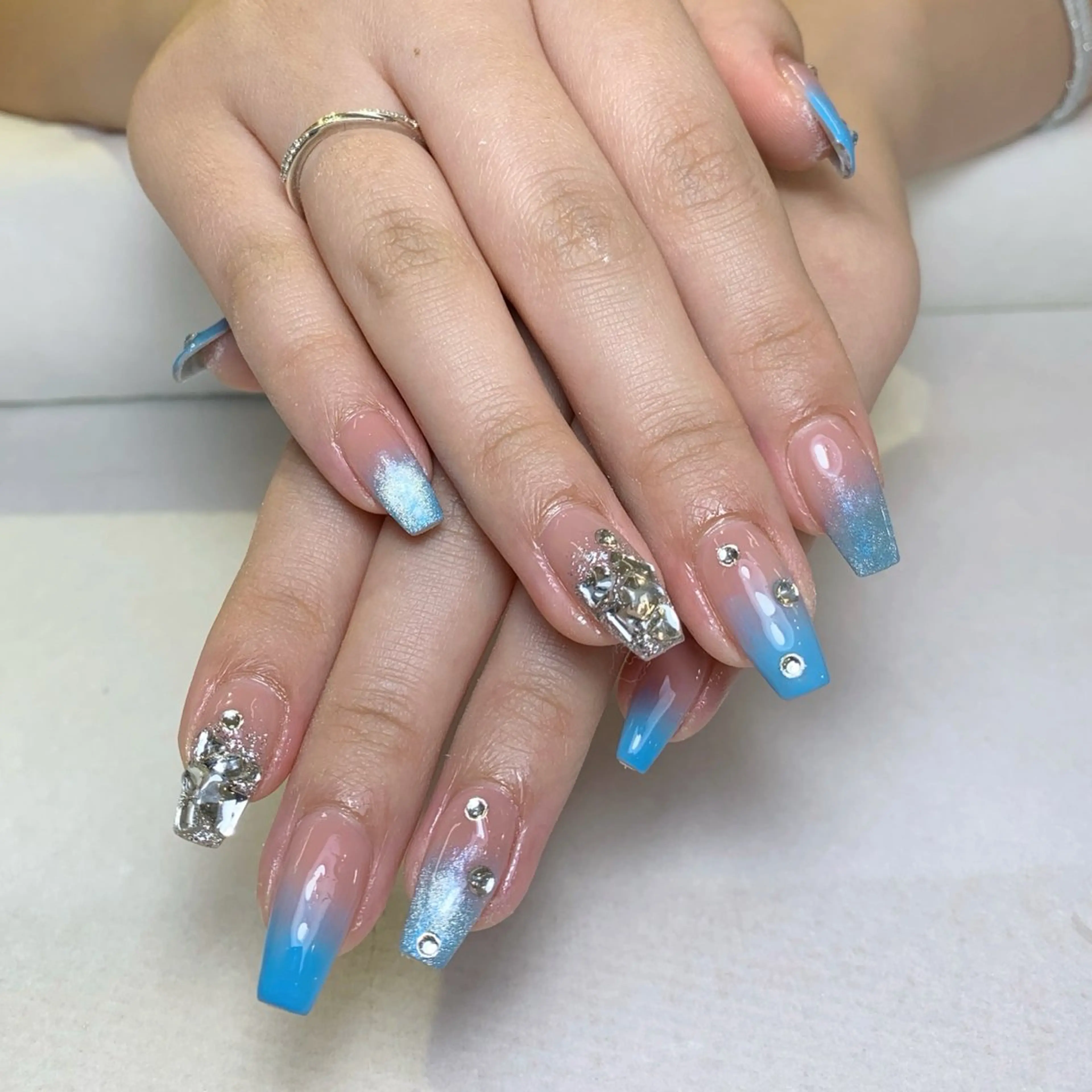 ネイル オーロラネイル ブルー クリアネイル グラデーション ストーンネイル ハンドネイル Umi nail& eyelash ゆみのネイルデザイン