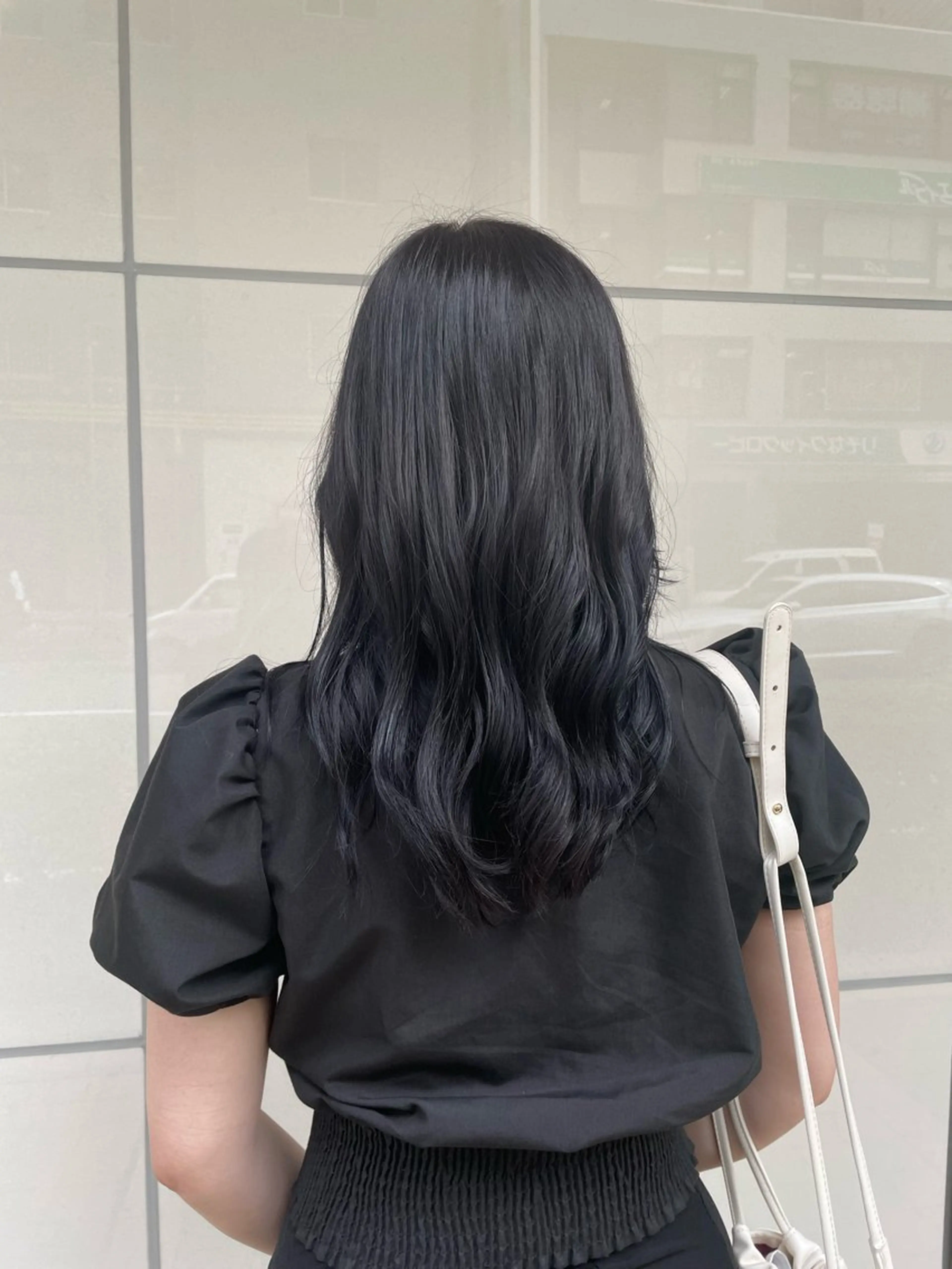 ロング カラー 黒髪 ブルーカラー ブルーブラック 千野 優由のヘアスタイル