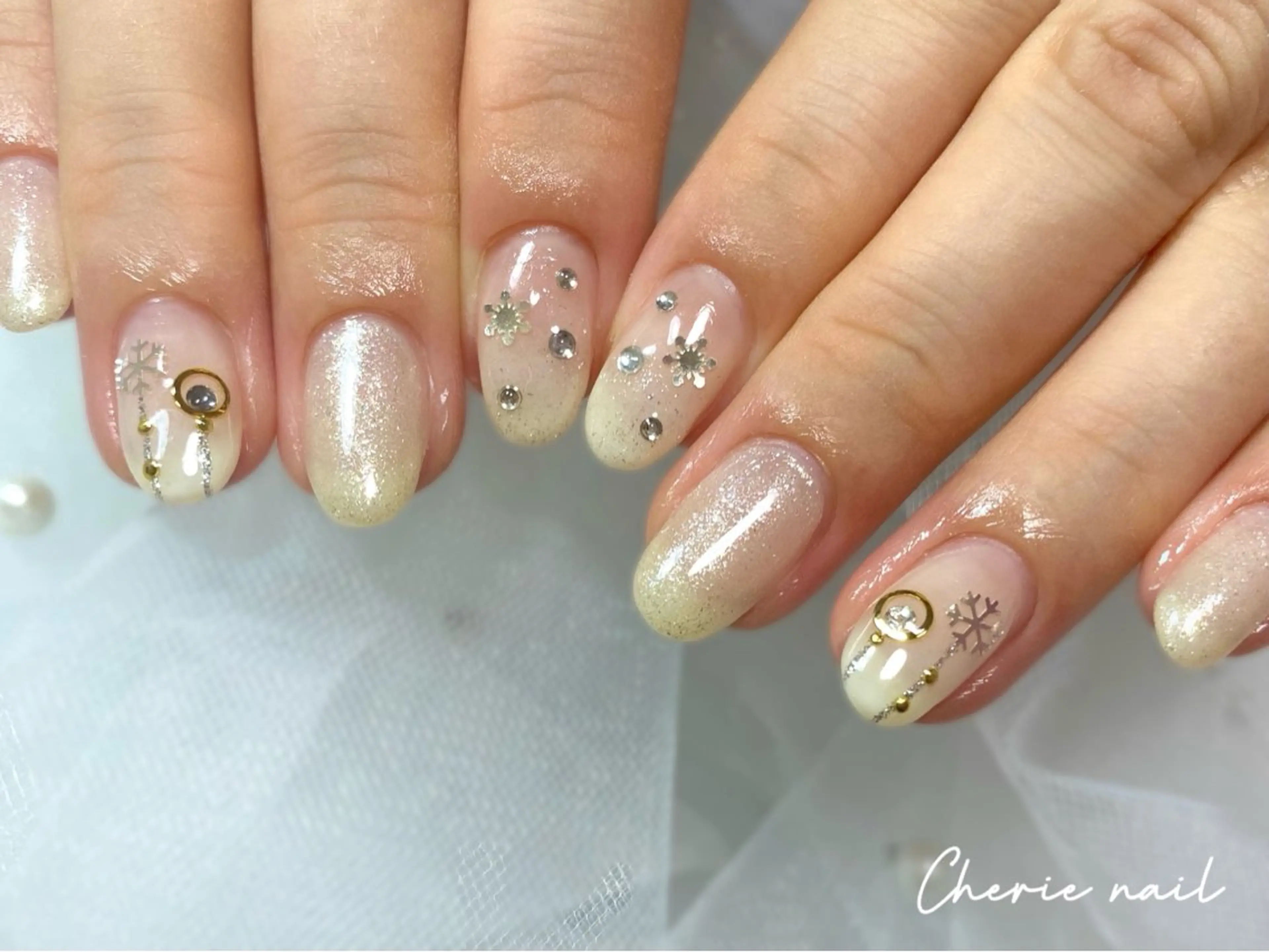 ネイル ジェルネイル グラデーション ラメ(グリッター) シルバー 冬ネイル ハンドネイル Cherienail yunaのネイルデザイン