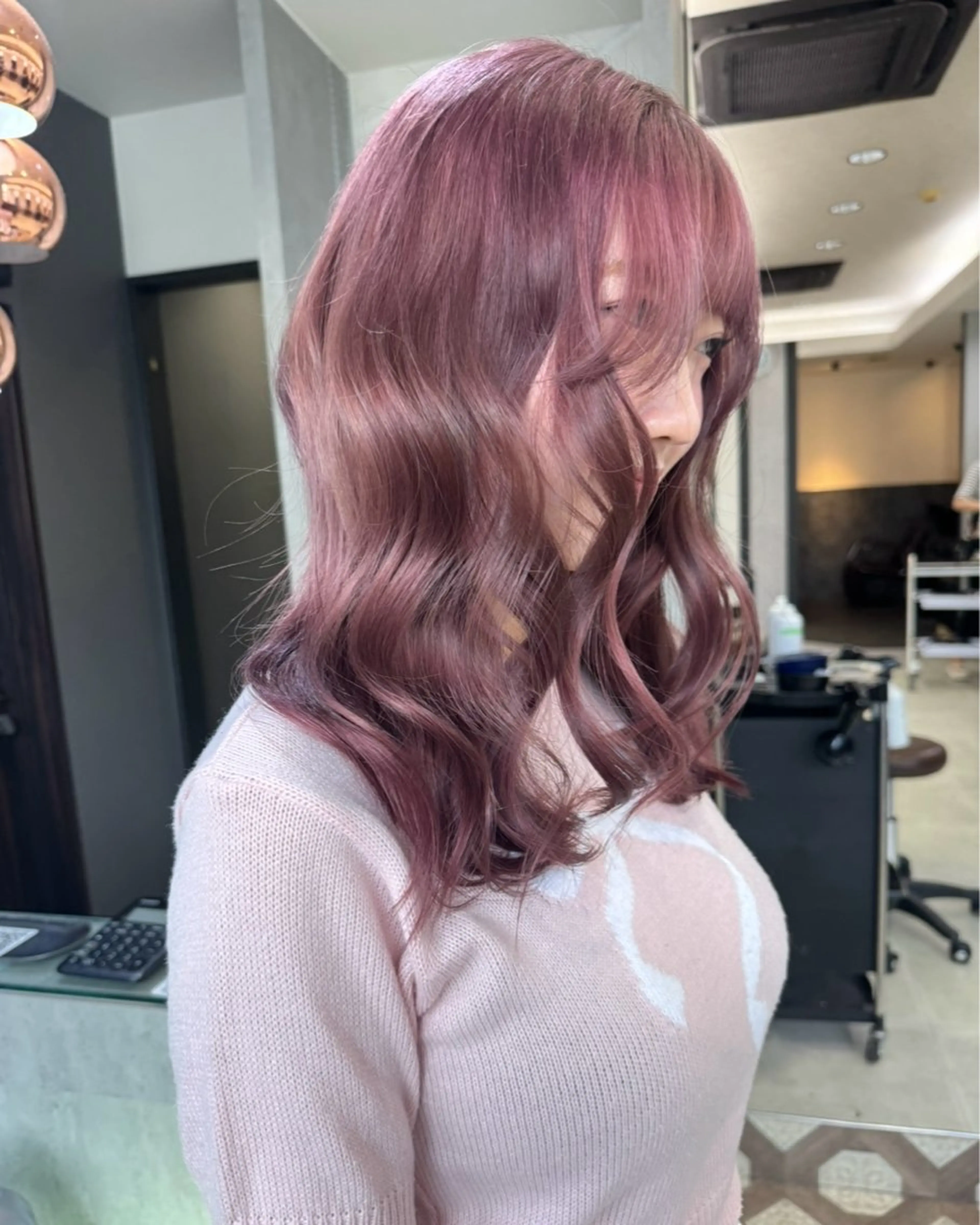 ミディアム カラー 赤みなしオリーブ ハイトーン×レイヤーのヘアスタイル