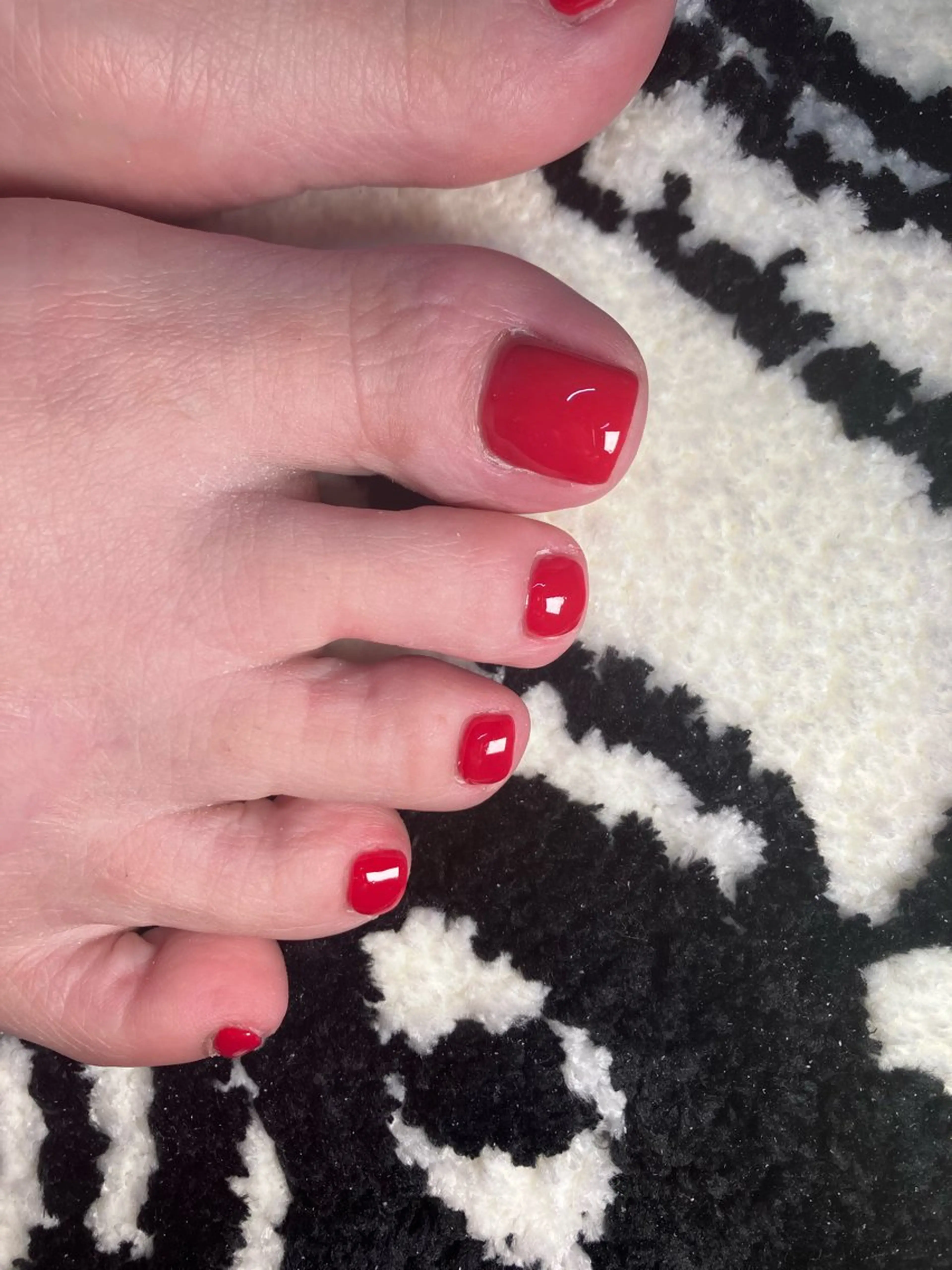 ネイル ワンカラーネイル 赤色 フットネイル Nail Salon L’arc所属・Kawasaki Shinyaのネイルデザイン