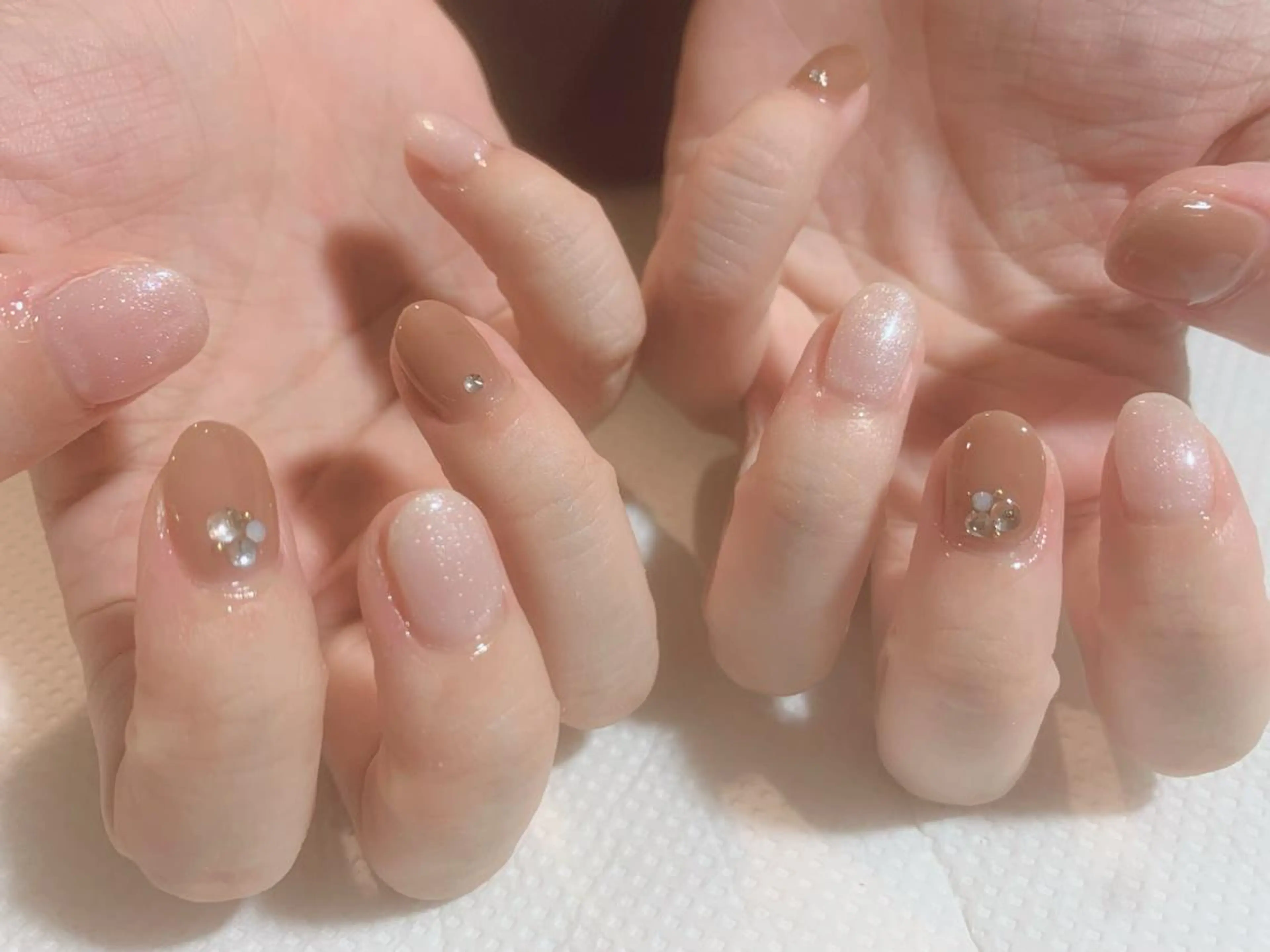 ショート ネイル ストーンネイル ネイルスタジオ シェイクユアハンズのネイルデザイン