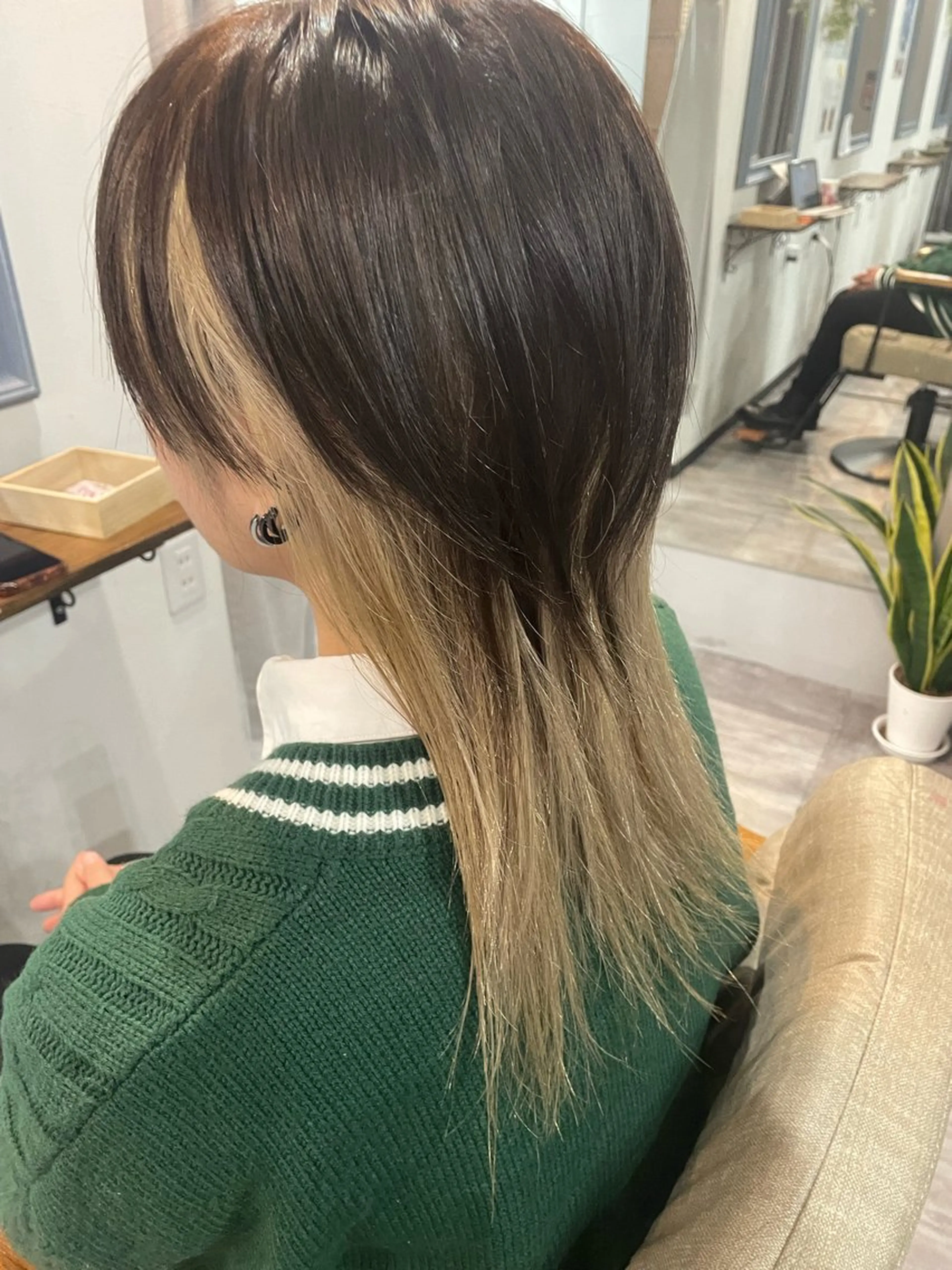 ミディアム シンプル 美容室のヘアスタイル