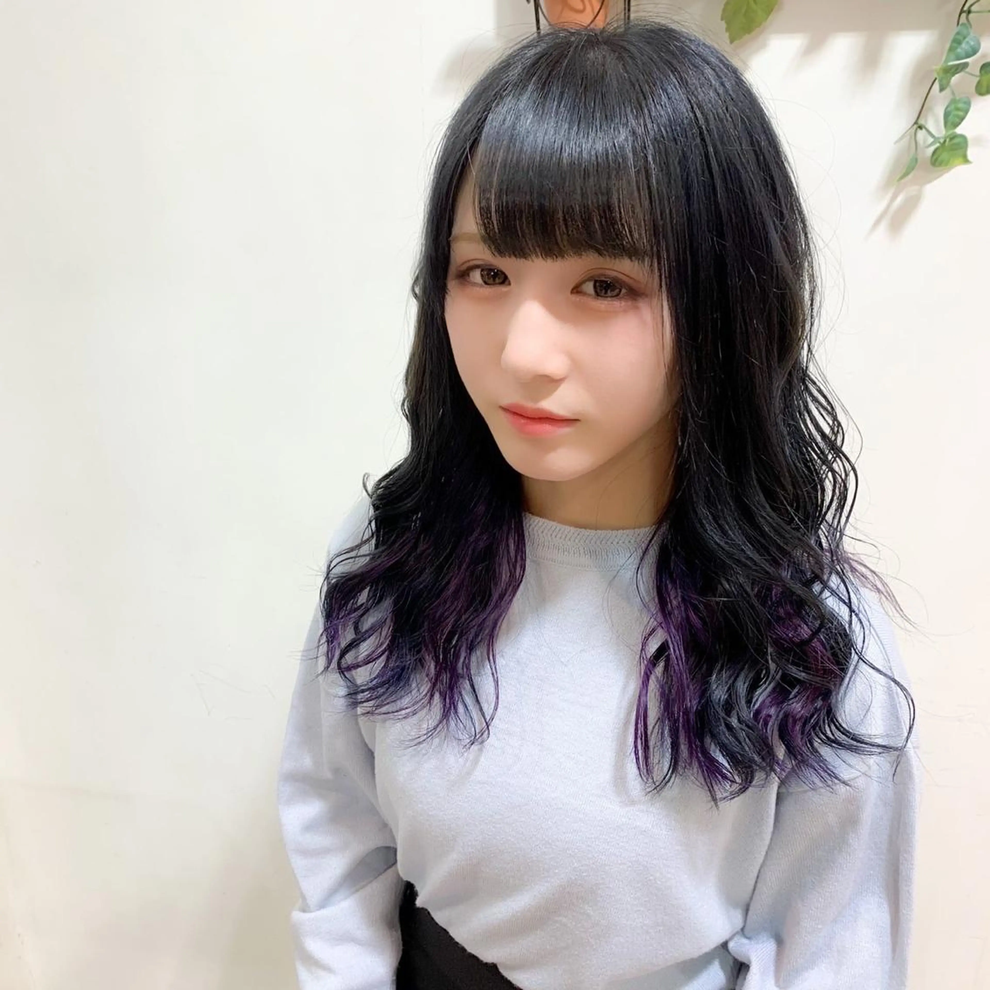 セミロング パープルカラー mimiiy梅田 中崎町ハイトーンのヘアスタイル