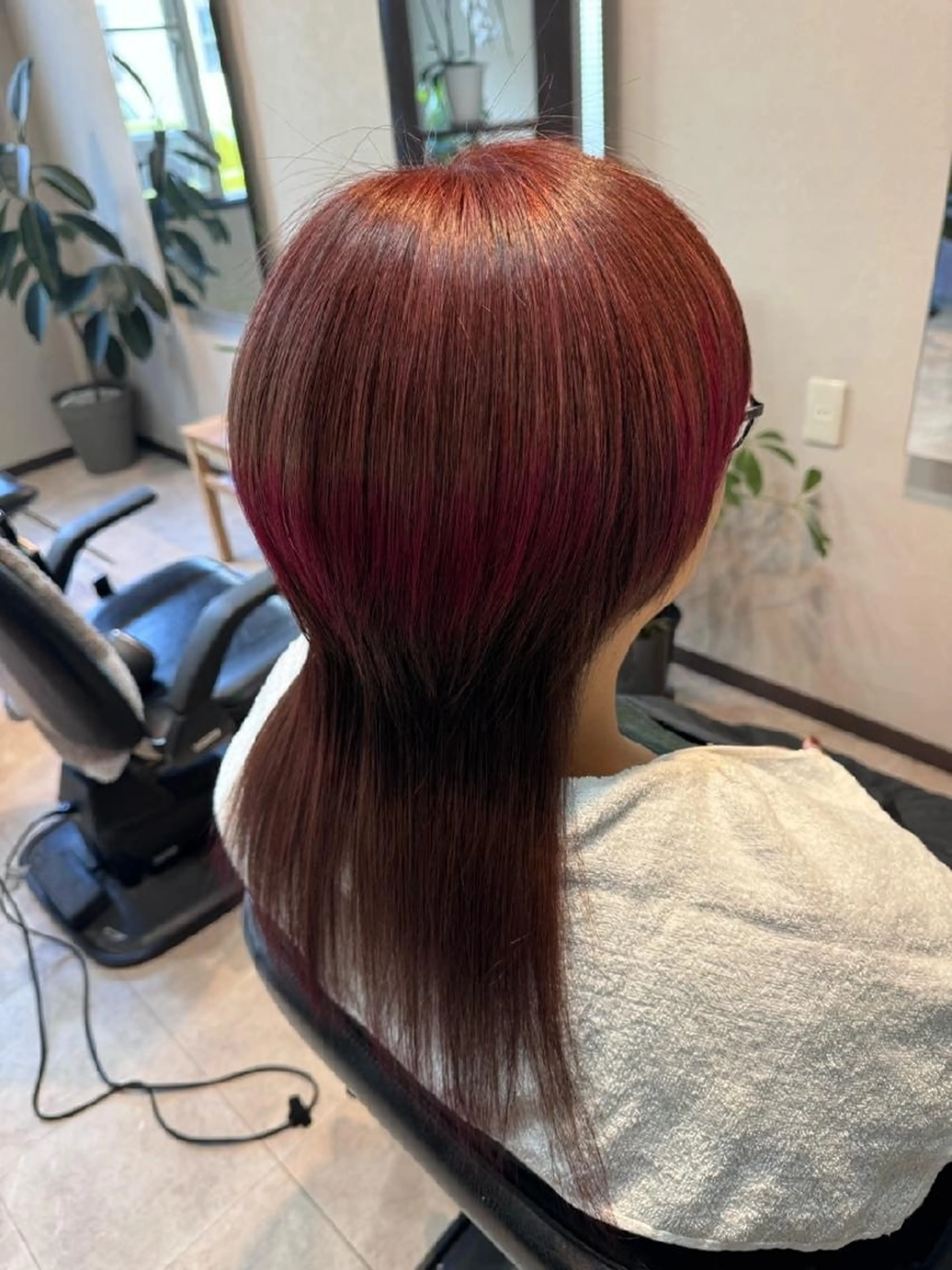 セミロング カラー ブリーチ ピンクカラー レッドカラー 髪質改善 トリートメント カット ヘアカラー トリートメント 上原 嘉代子のヘアスタイル
