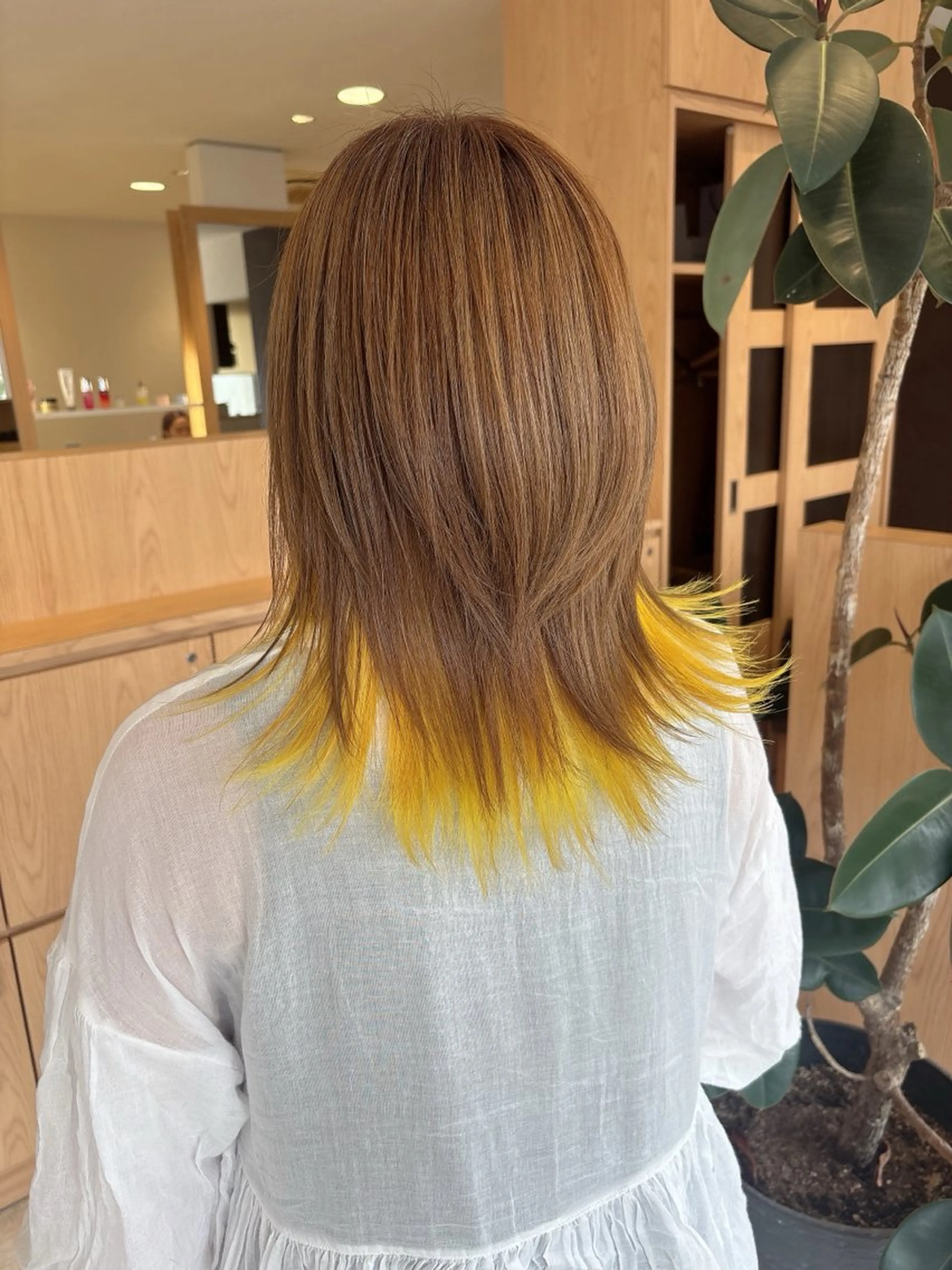 ミディアム イエローカラー カット ヘアカラー 安藤 ひなたのヘアスタイル