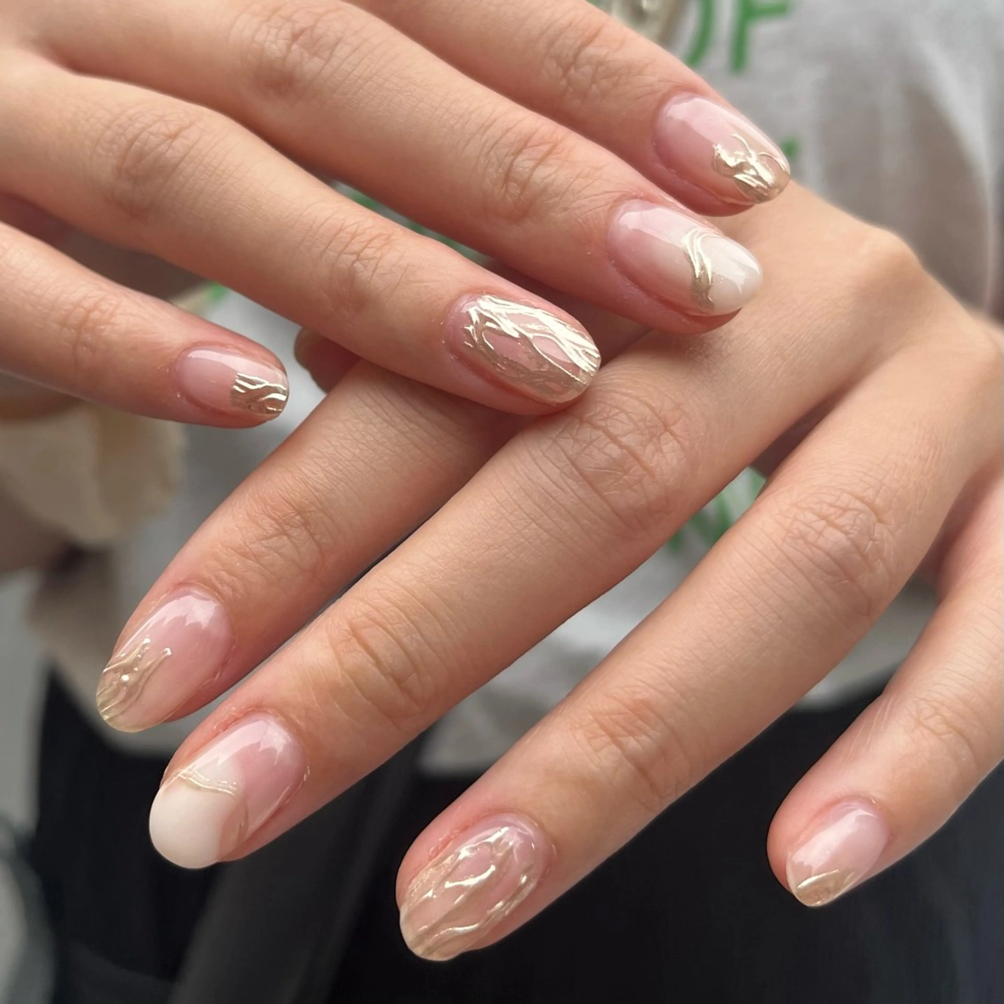 ネイル ゴールド ニュアンスネイル ホワイト Noël新宿南口 arisaのネイルデザイン