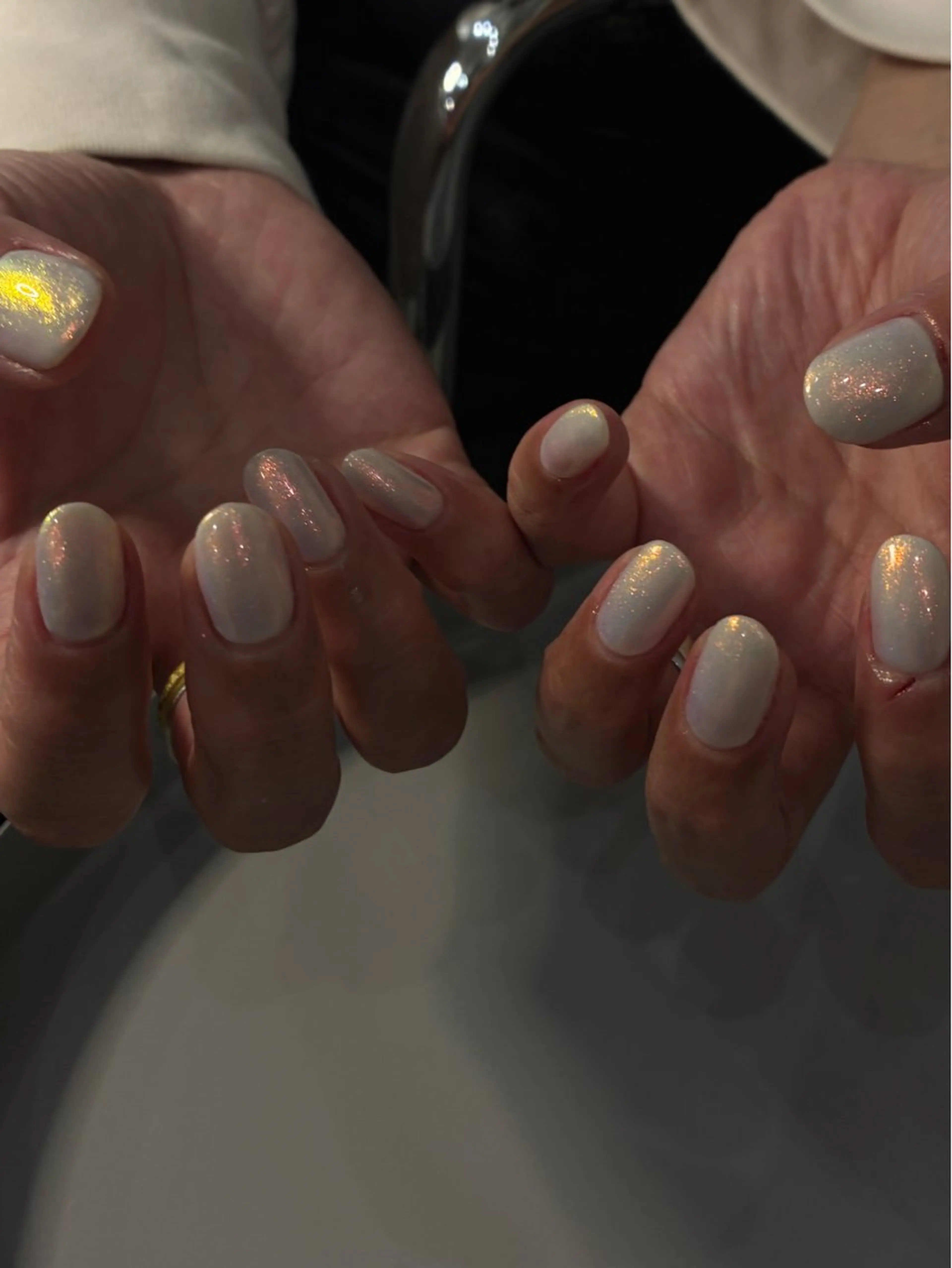 ネイル オーロラネイル ホワイト nue所属・nue【ムー】 ひなたのネイルデザイン