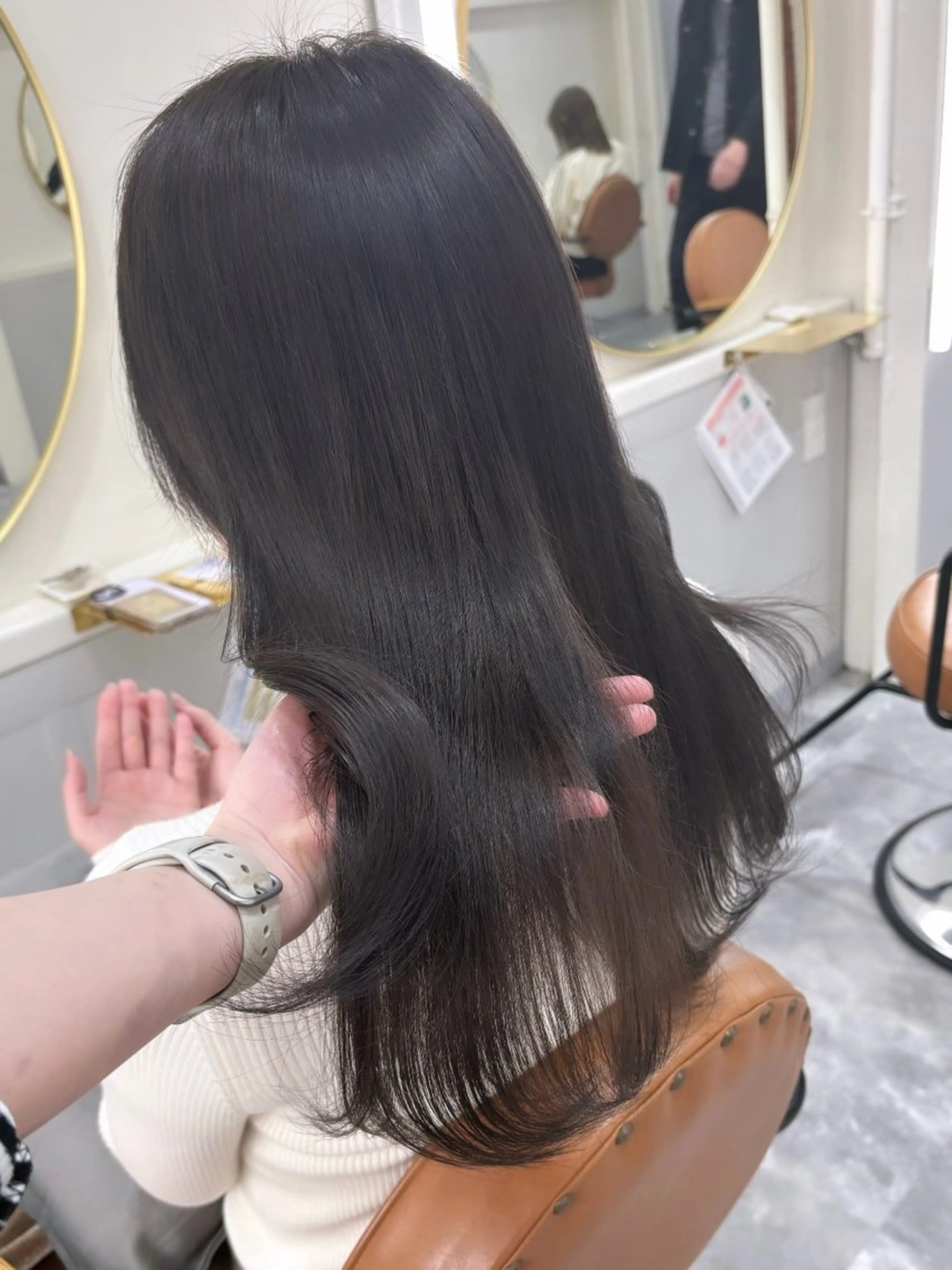 セミロング カラー ブリーチ 透明感カラー グレージュ カット ヘアカラー 暖色カラー✨️ 門内 梨真のヘアスタイル