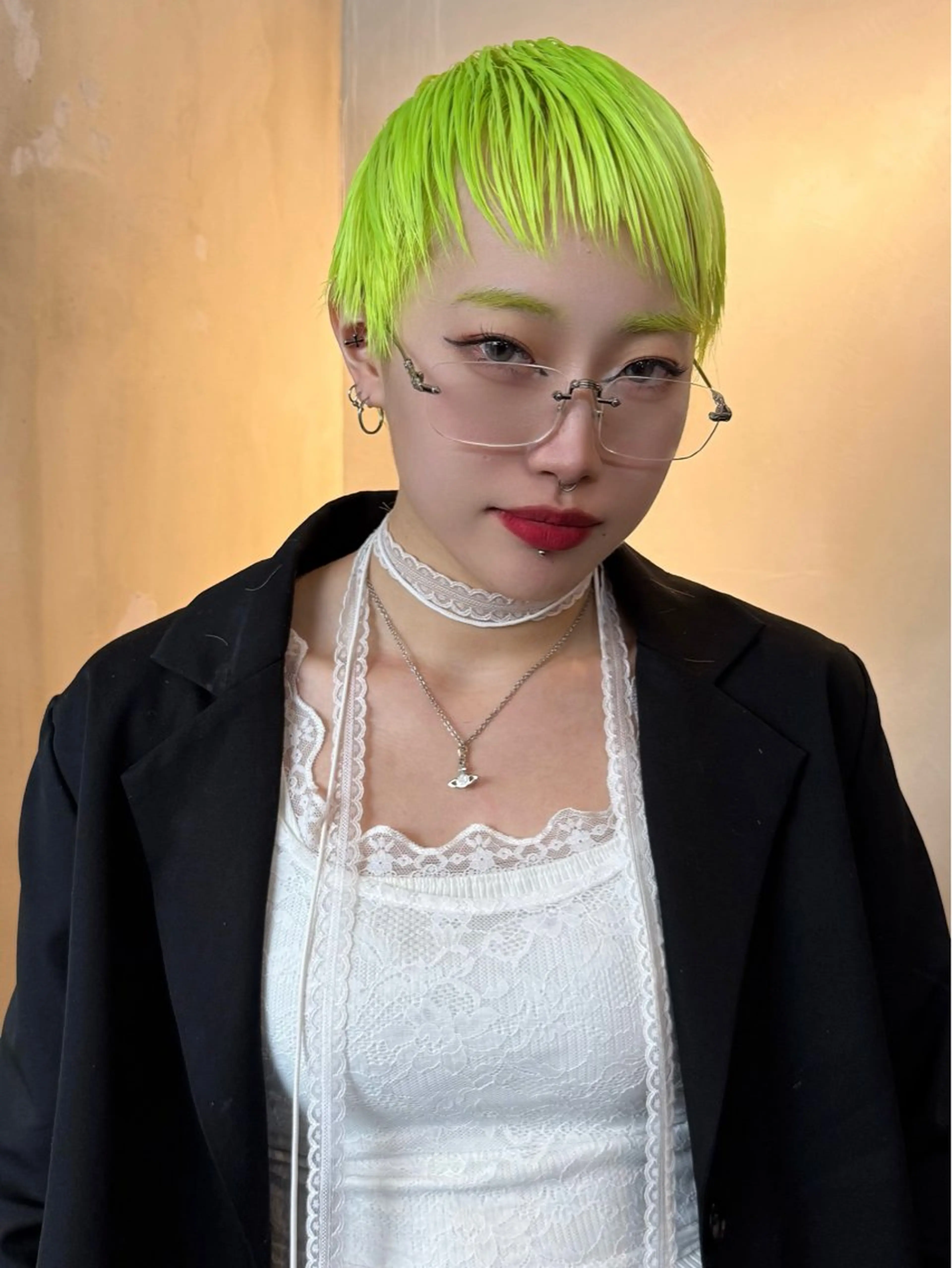 ショート カラー イツク ⚡️ ルーツ/ハイトーンのヘアスタイル