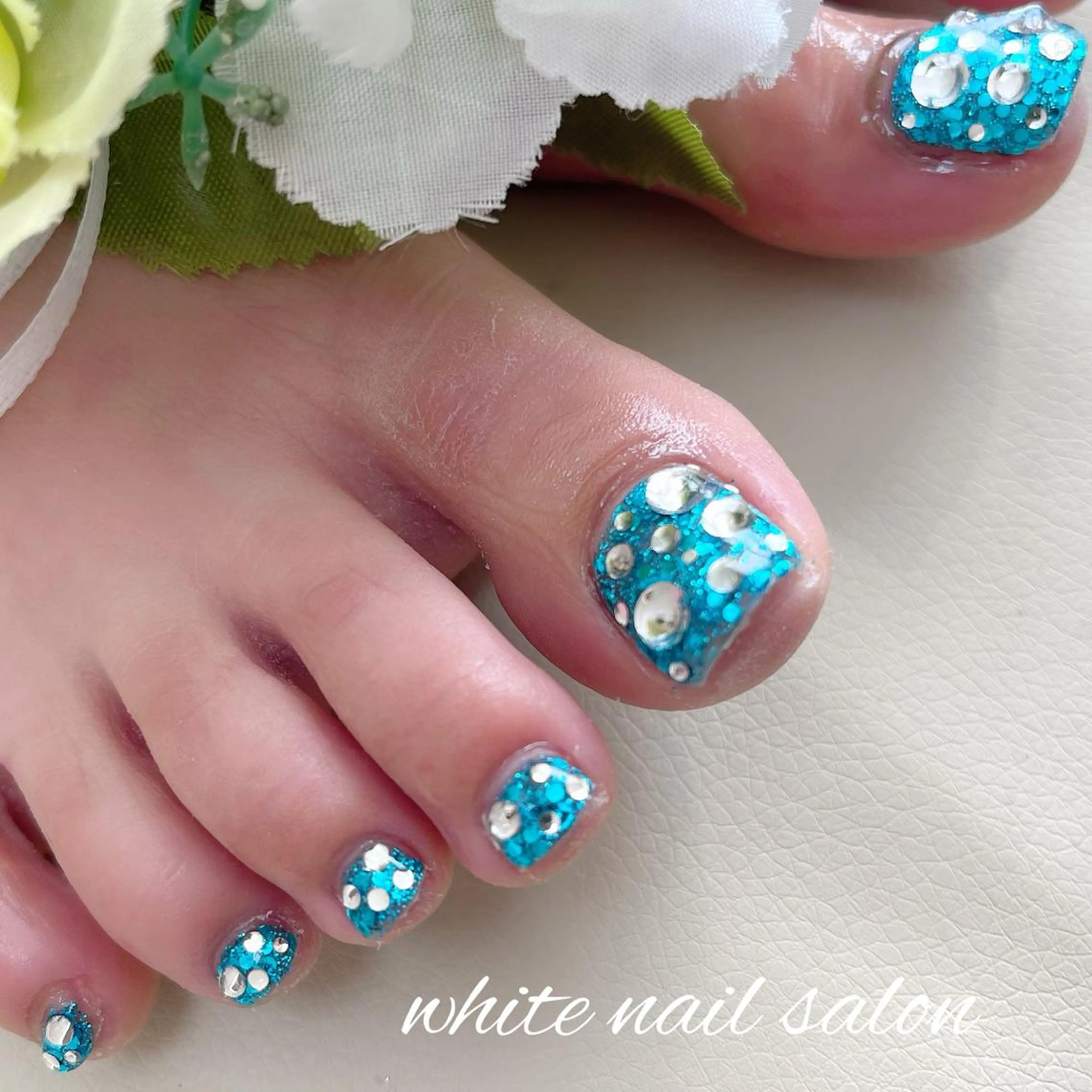 ネイル フットネイル ジェルネイル ハードジェル ラメ(グリッター) 持ち込み フットネイル white nail salonのネイルデザイン