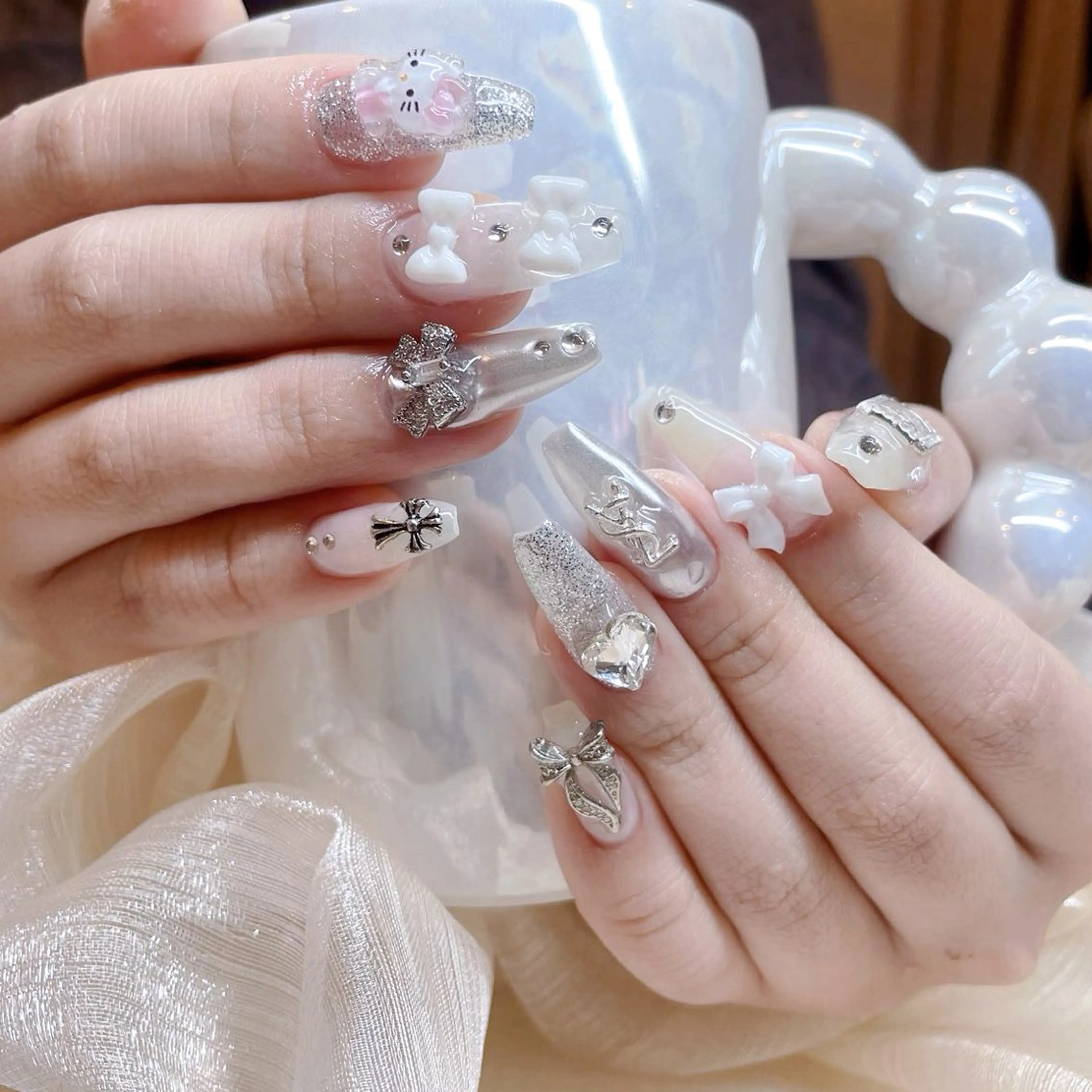 ネイル アートネイル 韓国ネイル 水色 ロングネイル マグネットネイル ハンドネイル ハンドケア NailDemure 【銀座店】のネイルデザイン