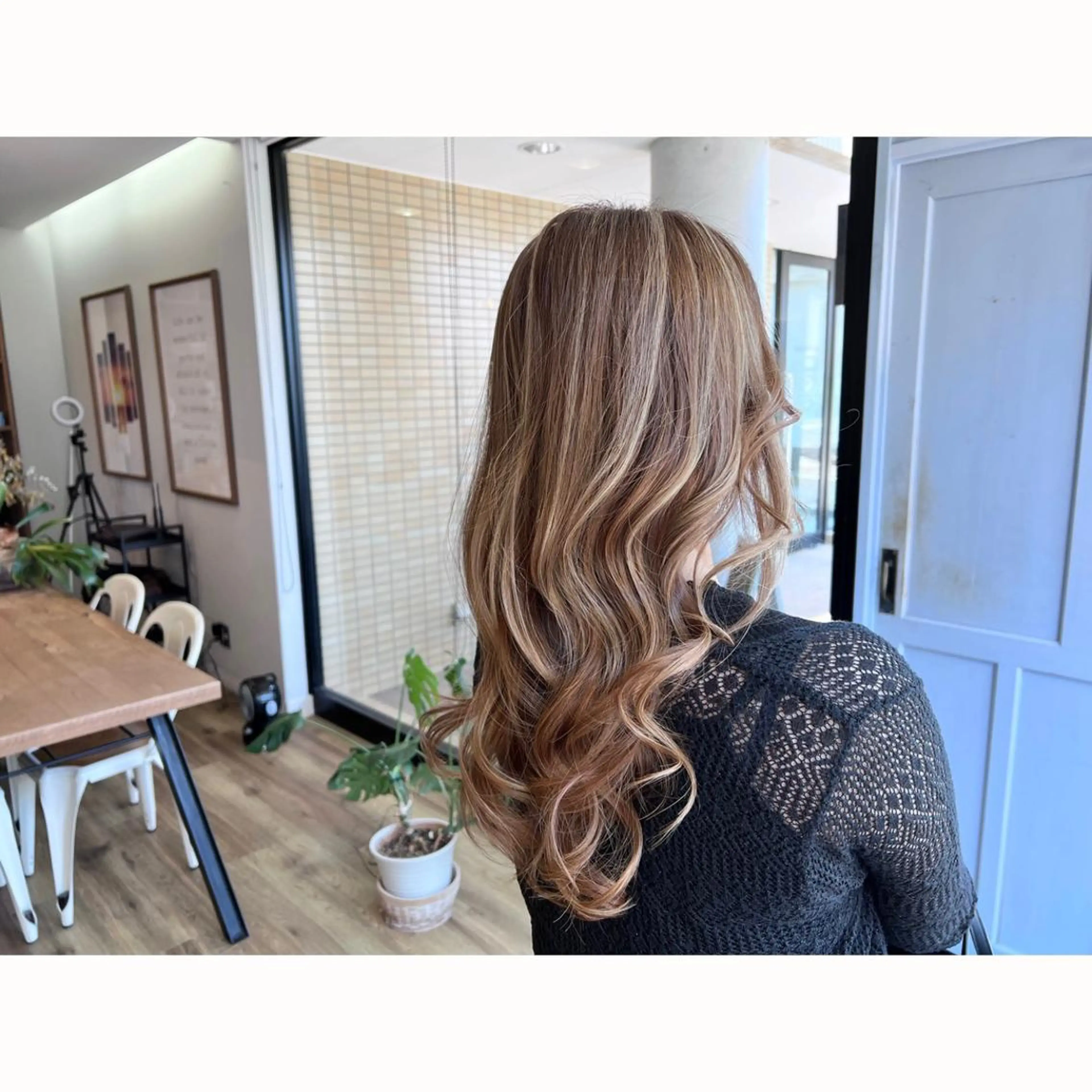 ロング カラー ハイライトカラー ハイライト ヘアカラー トリートメント ツキダテ ユイのヘアスタイル