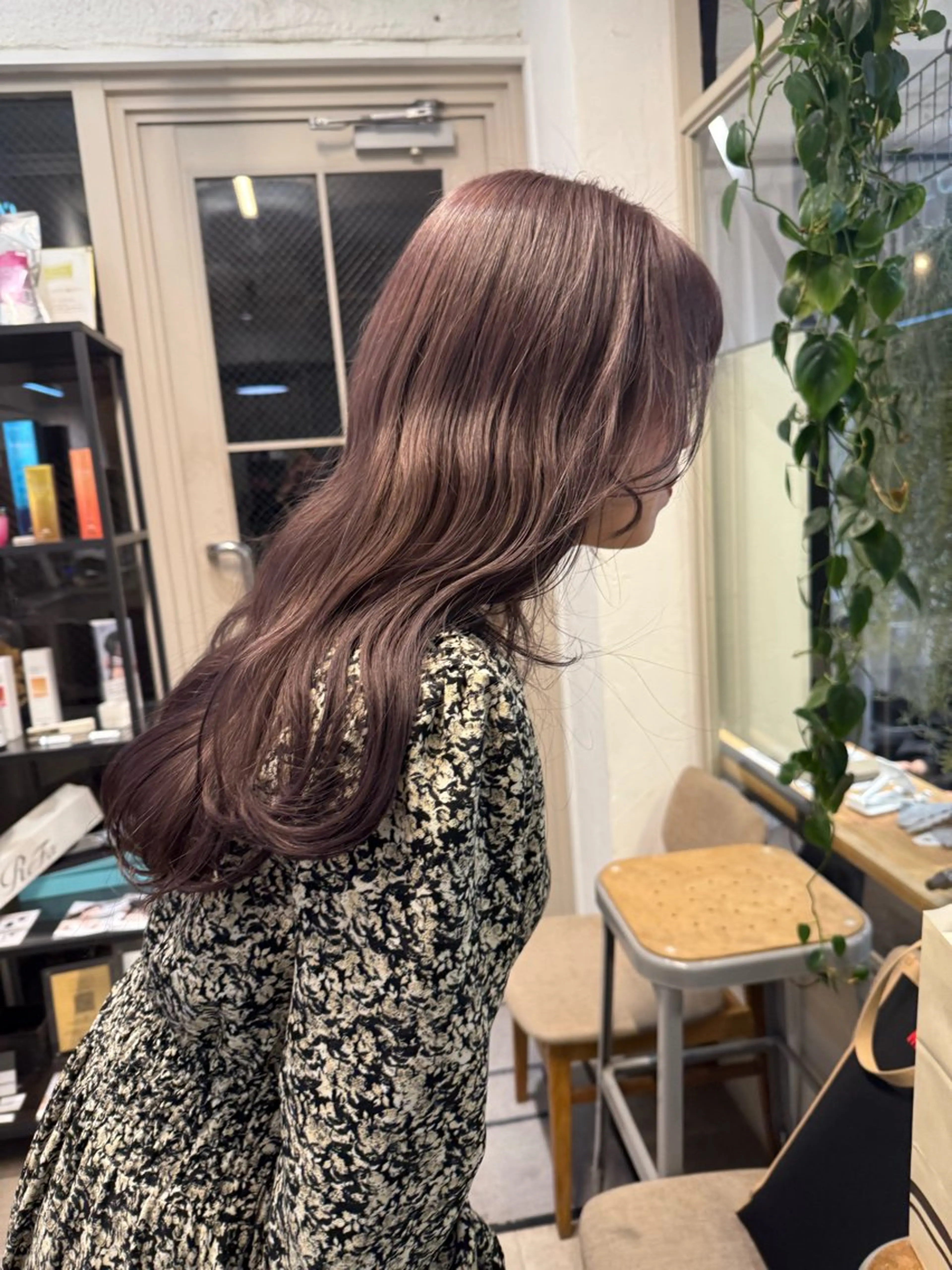 ロング カラー ミルクティー× グレージュMOMOのヘアスタイル