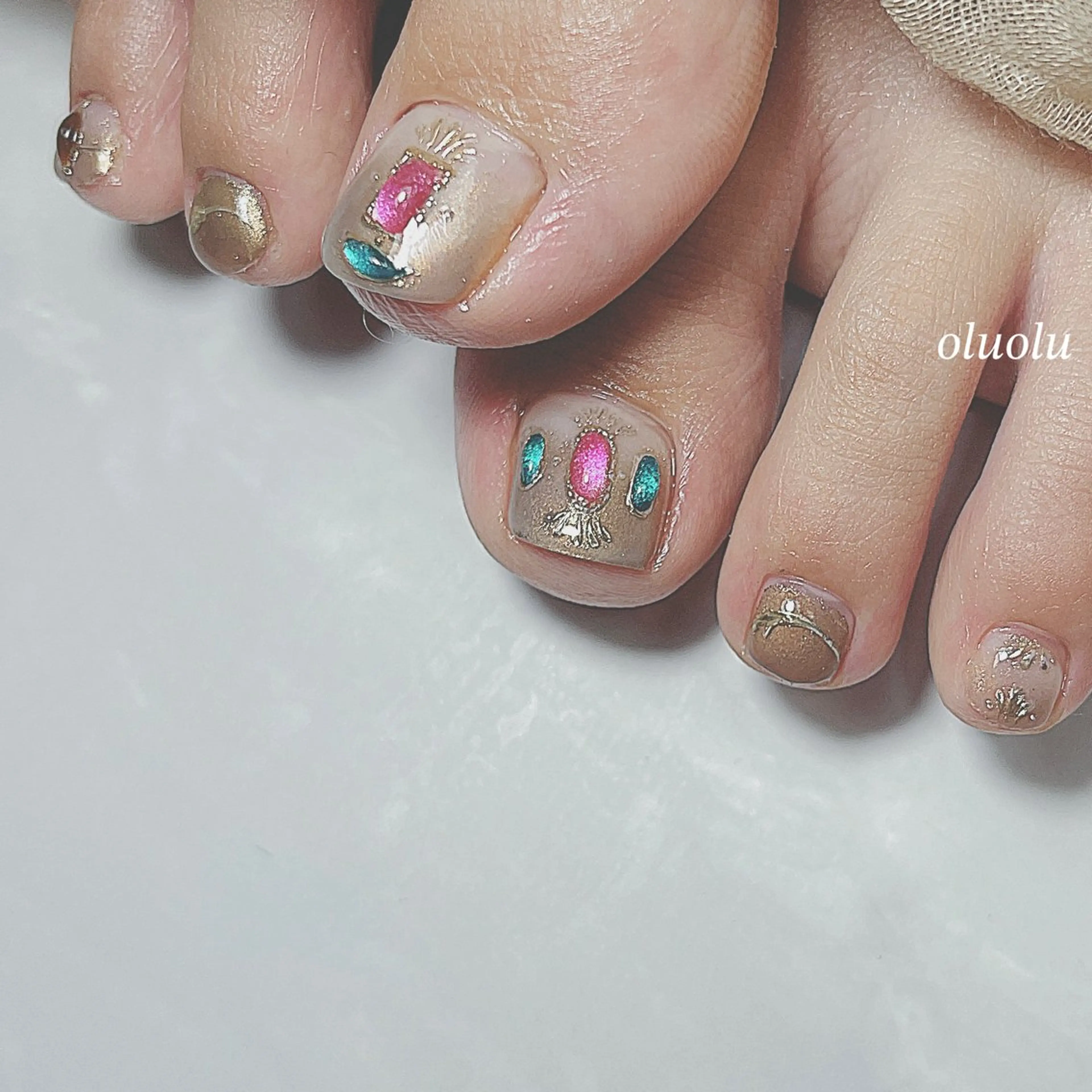 ネイル アートネイル ブラウン フットネイル キラキラネイル ミラーネイル フットネイル 大村 紬華のネイルデザイン