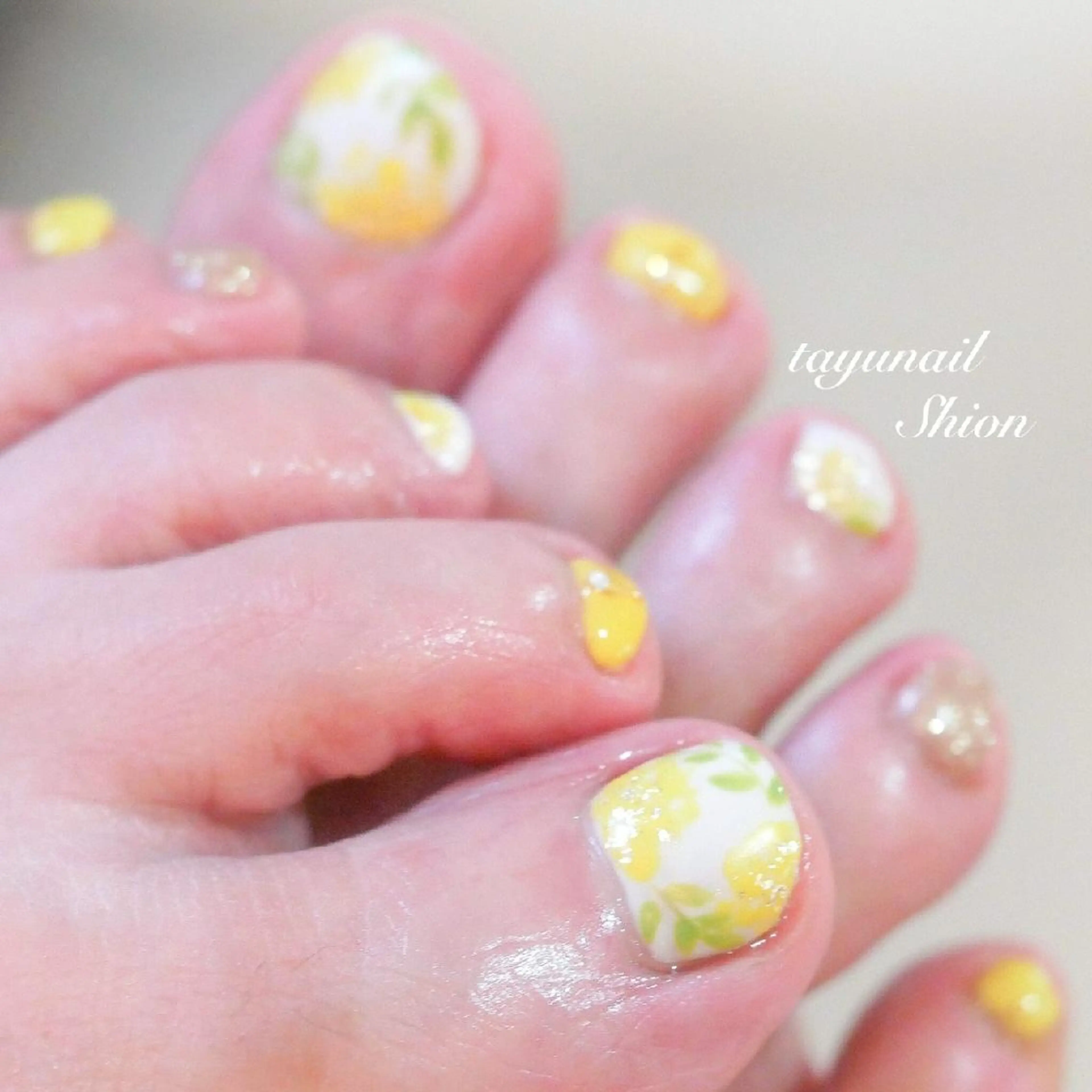 ネイル ブルー フットネイル ジェルネイル パラジェル 黄色 ネイルサロン 【たゆnail】のネイルデザイン