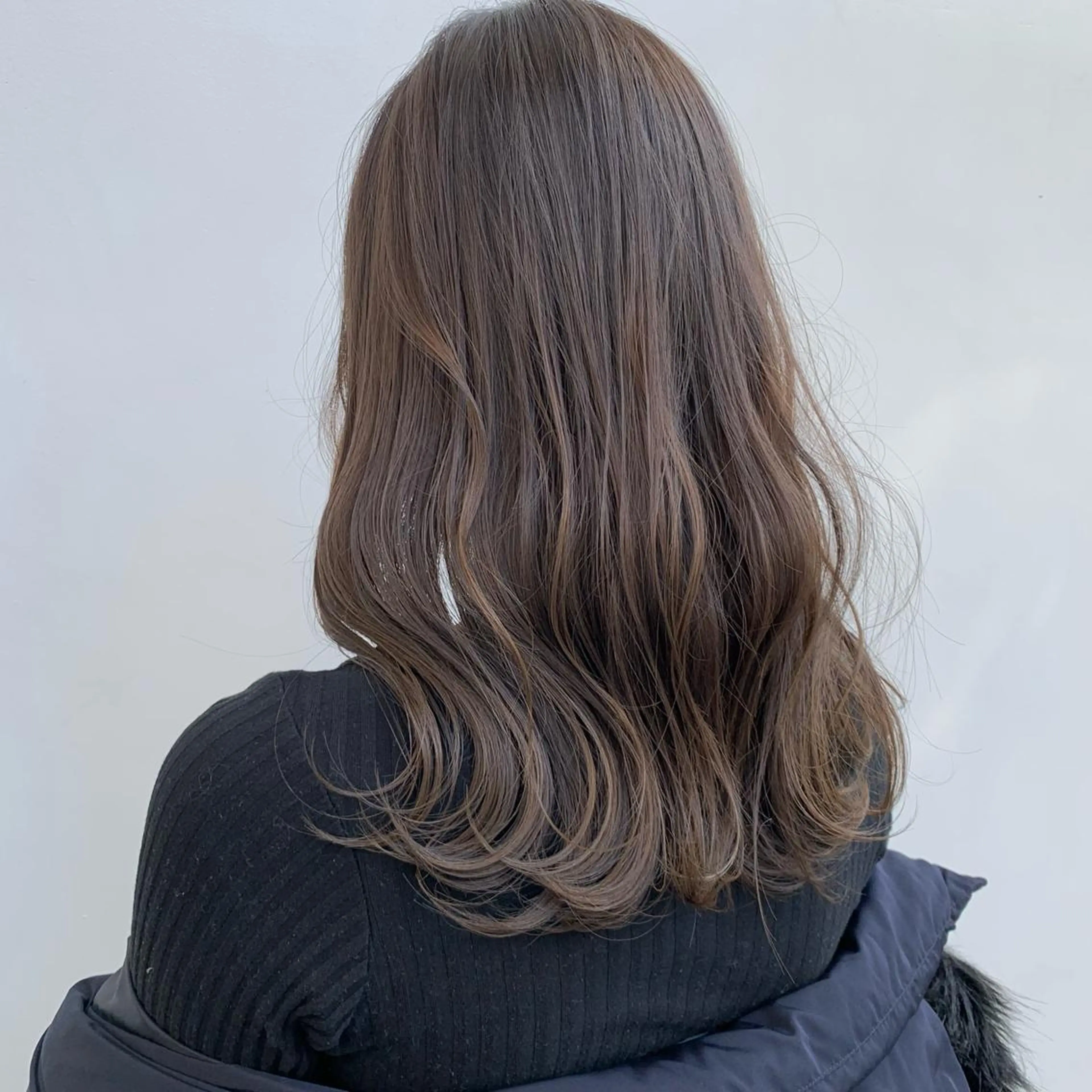 ミディアム カラー ベージュカラー ブリーチ イヤリングカラー グレージュ ハイライトカラー マンツーマン×半個室 まちだきょうすけのヘアスタイル