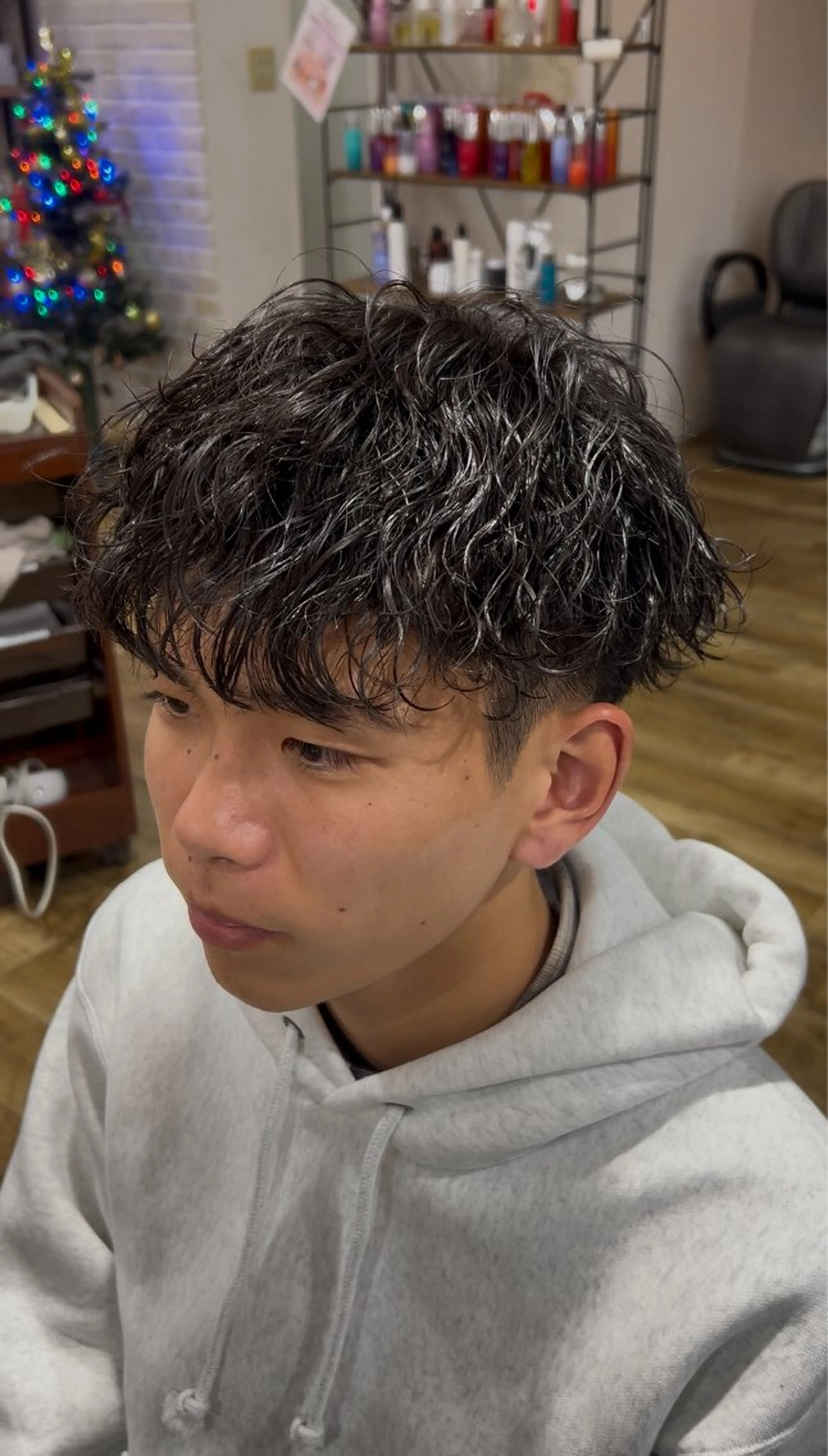 ミディアム パーマ メンズ ミディアムパーマ メンズパーマ 波巻きパーマ カット パーマ 鶴田 将清のヘアスタイル