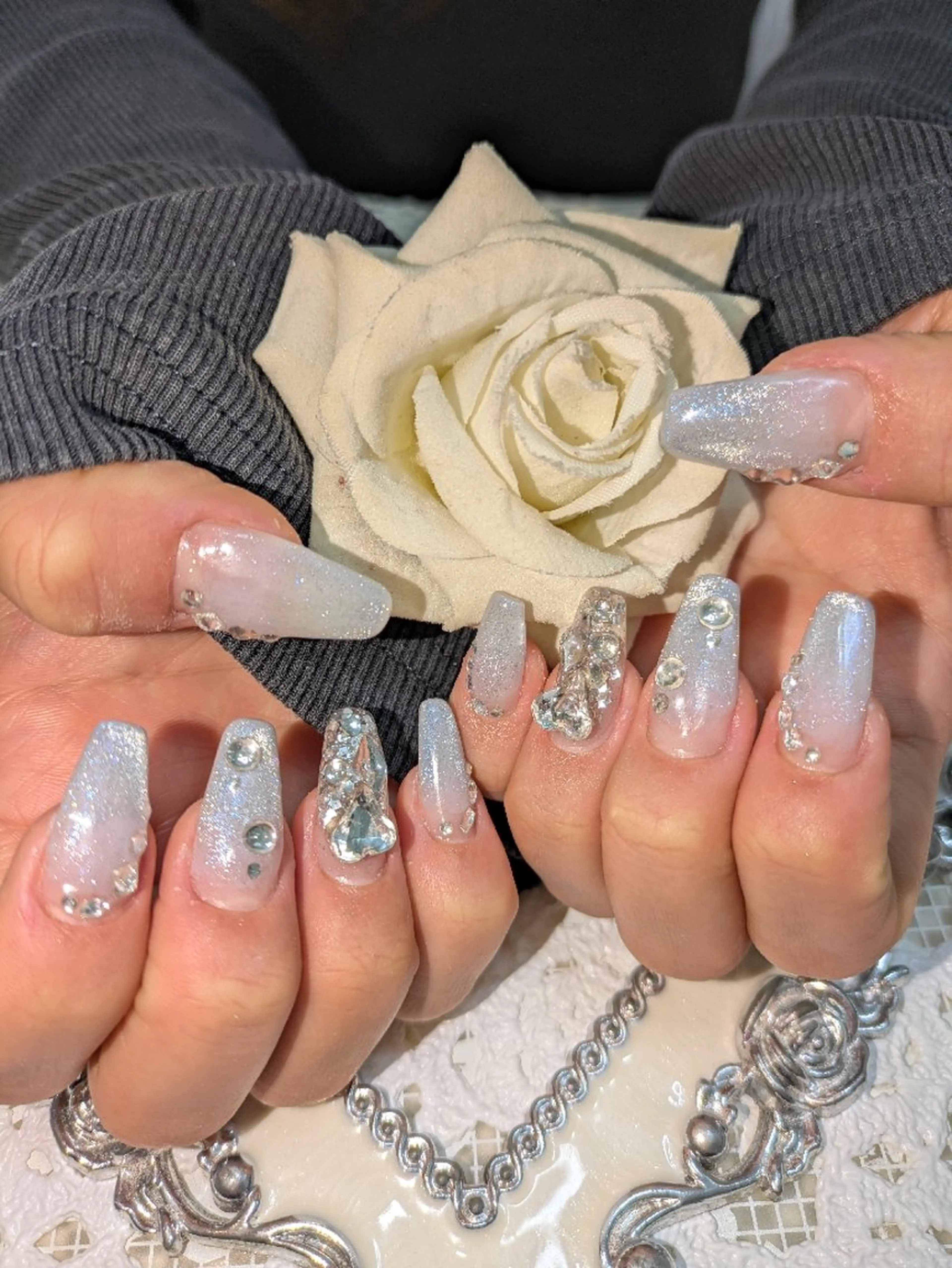 ネイル シルバー エステとネイル ローズコンフォートのネイルデザイン
