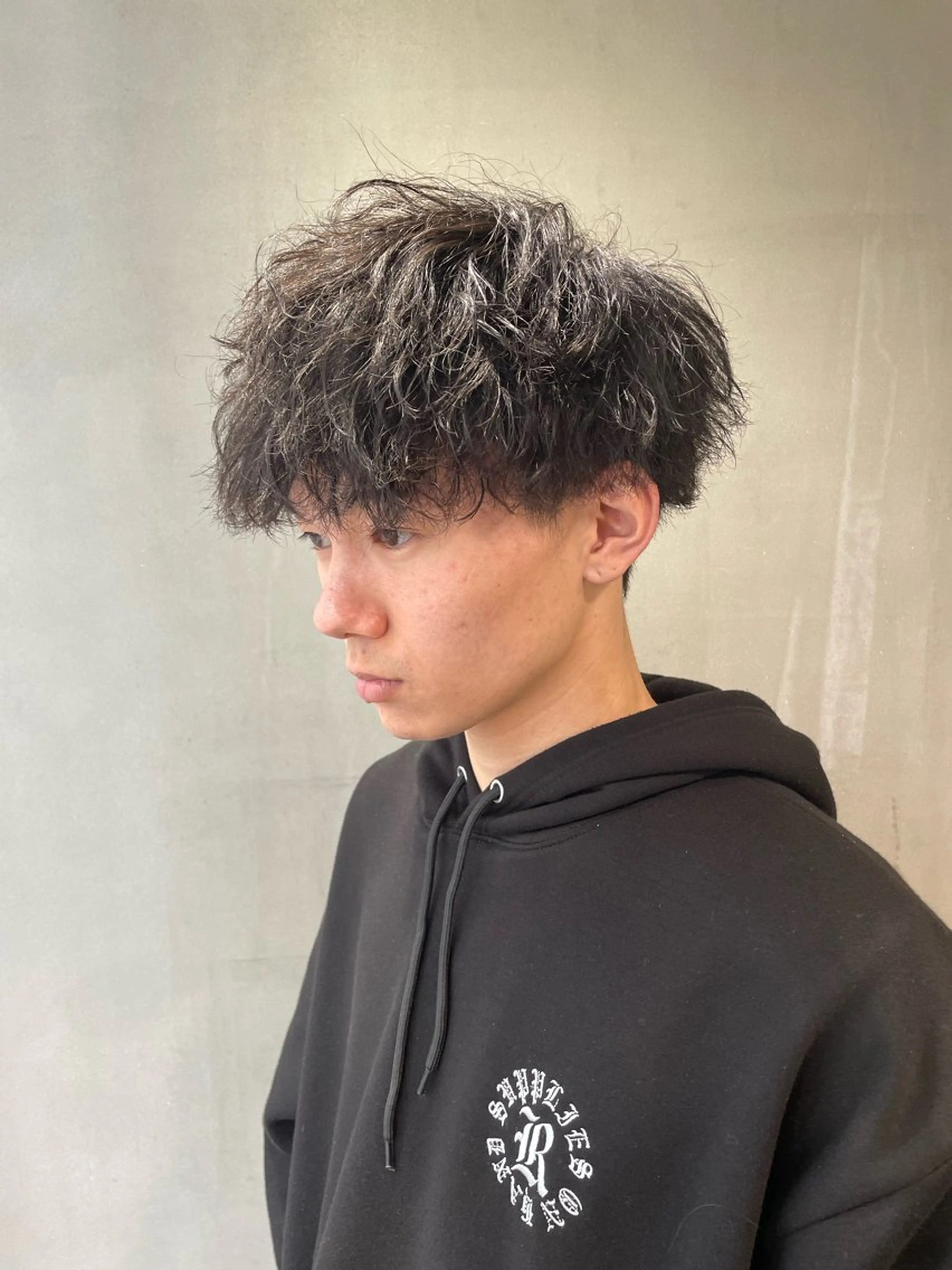 メンズ ラウンドマッシュ/ フェザーショート大阪のヘアスタイル