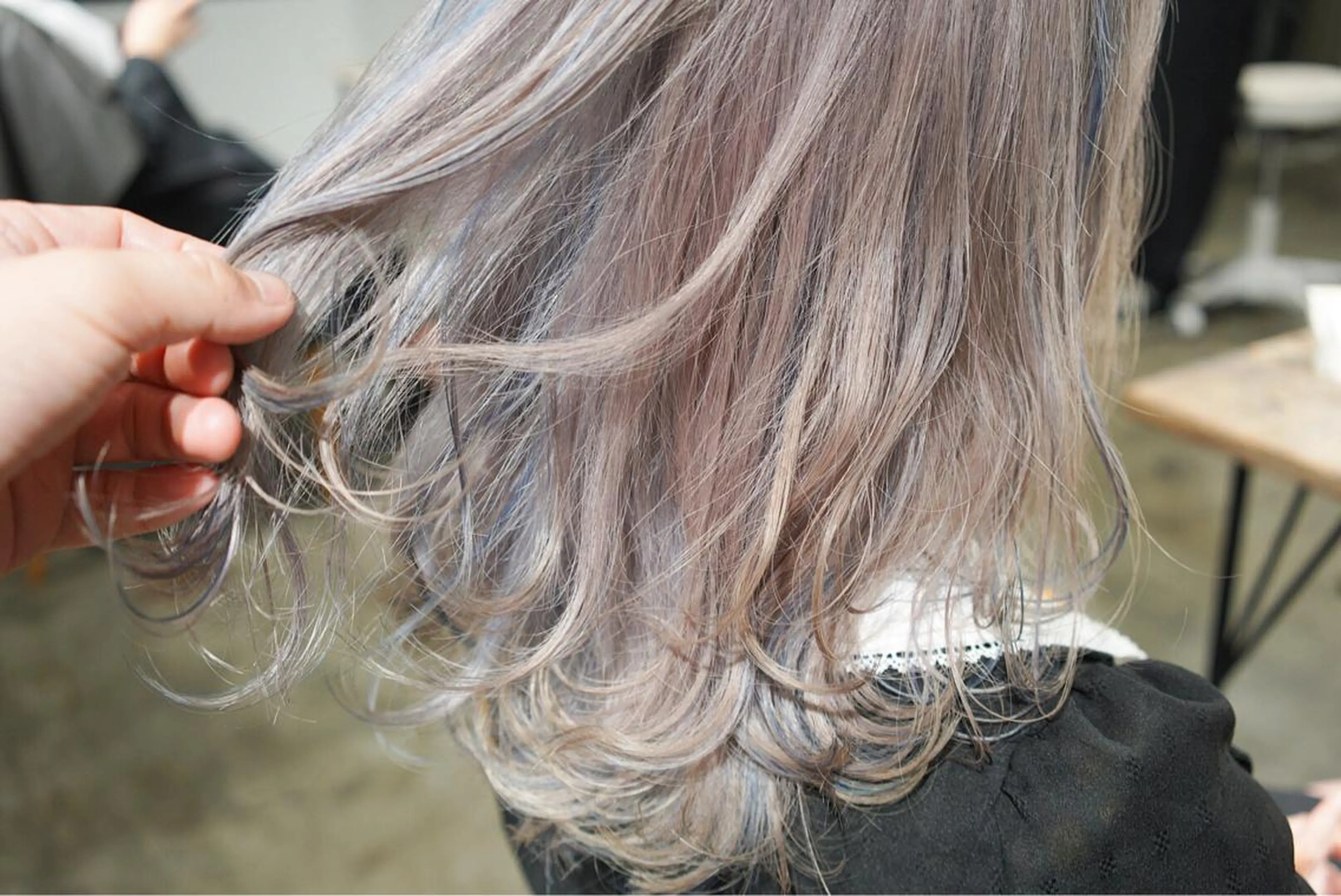 ミディアム カラー ブルーカラー デザインカラー ハイトーンカラー ヘアカラー トリートメント ハイトーン/レイヤー /ケアブリーチ石川治のヘアスタイル