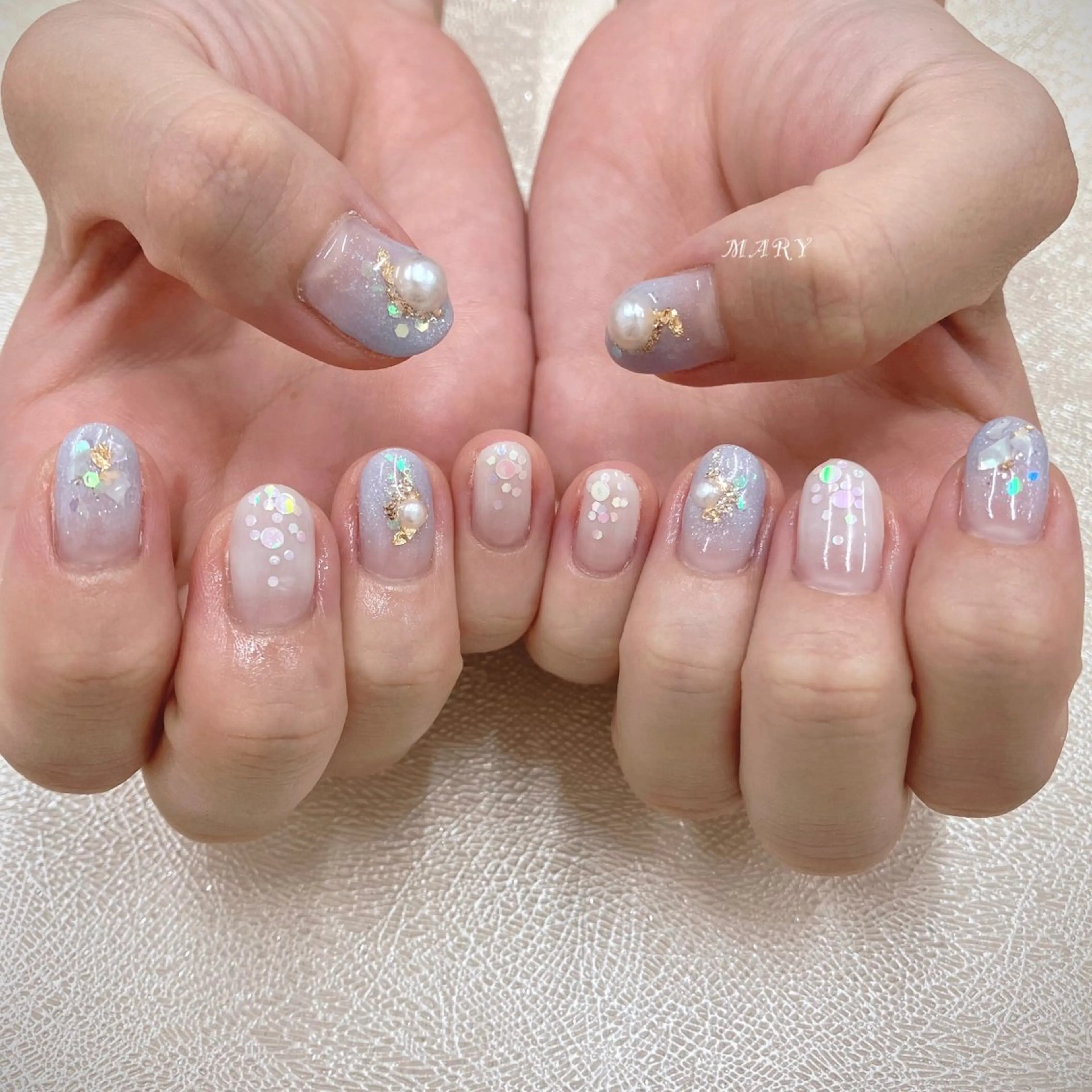 ネイル グラデーション キラキラネイル 水色 ニュアンスネイル ホワイト ハンドネイル Mary nail .narumiのネイルデザイン