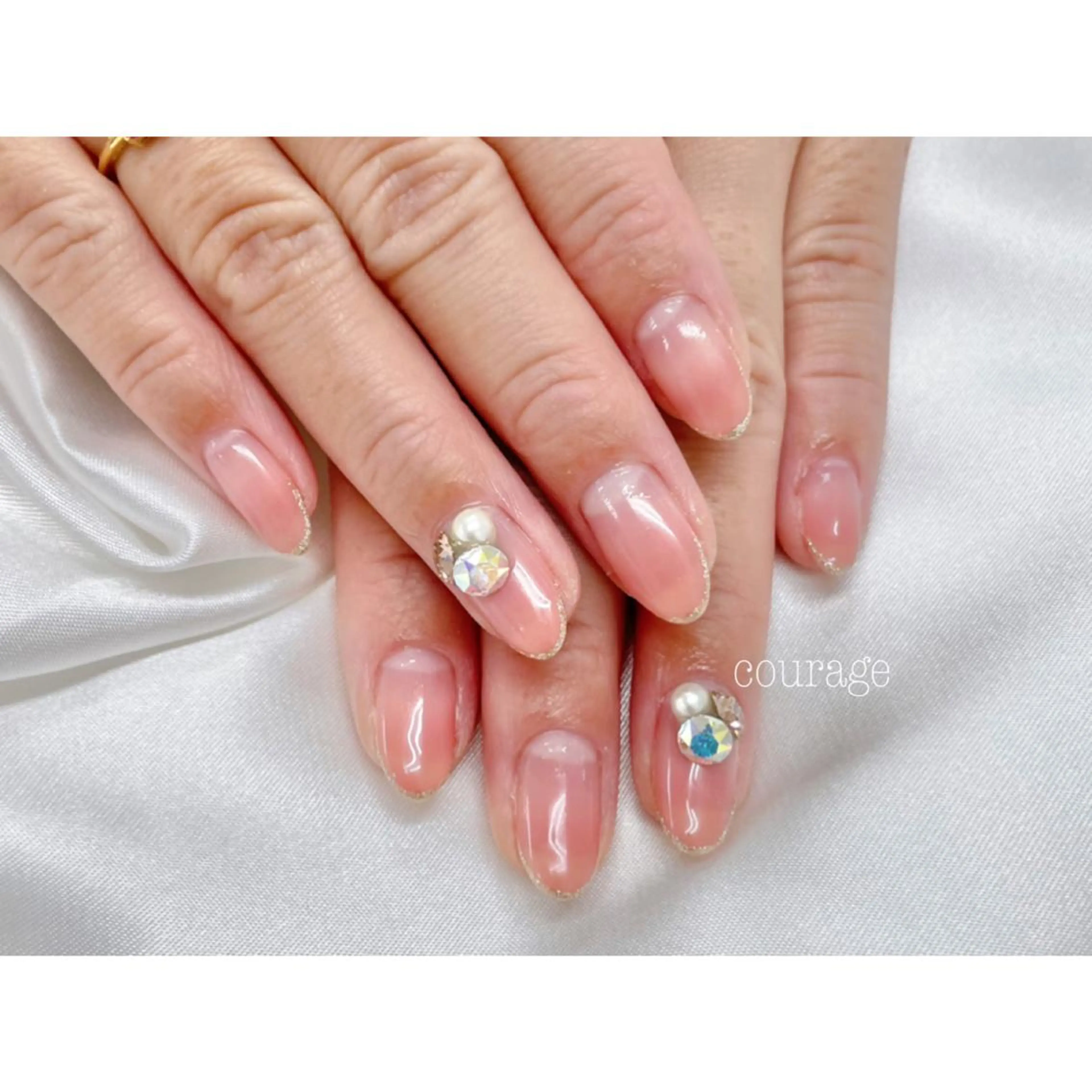 ネイル グラデーション ラメ(グリッター) ストーンネイル ハンドネイル ネイルサロンcourage所属・ネイルサロン courageのネイルデザイン