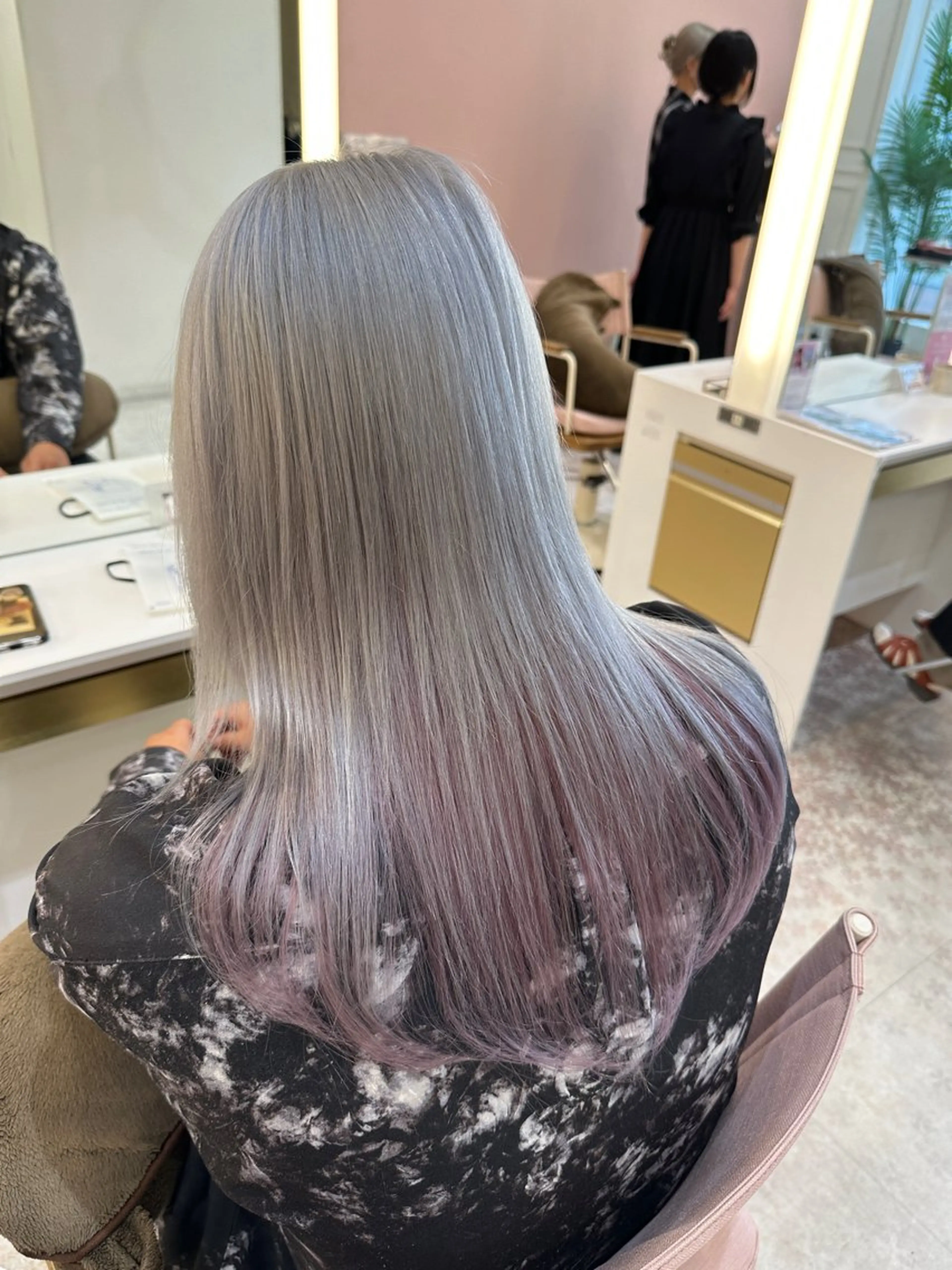 セミロング カラー インナーカラー ピンクカラー シルバー ホワイトシルバー トリートメント レイヤー/ウルフ/ ハイトーンchimiのヘアスタイル