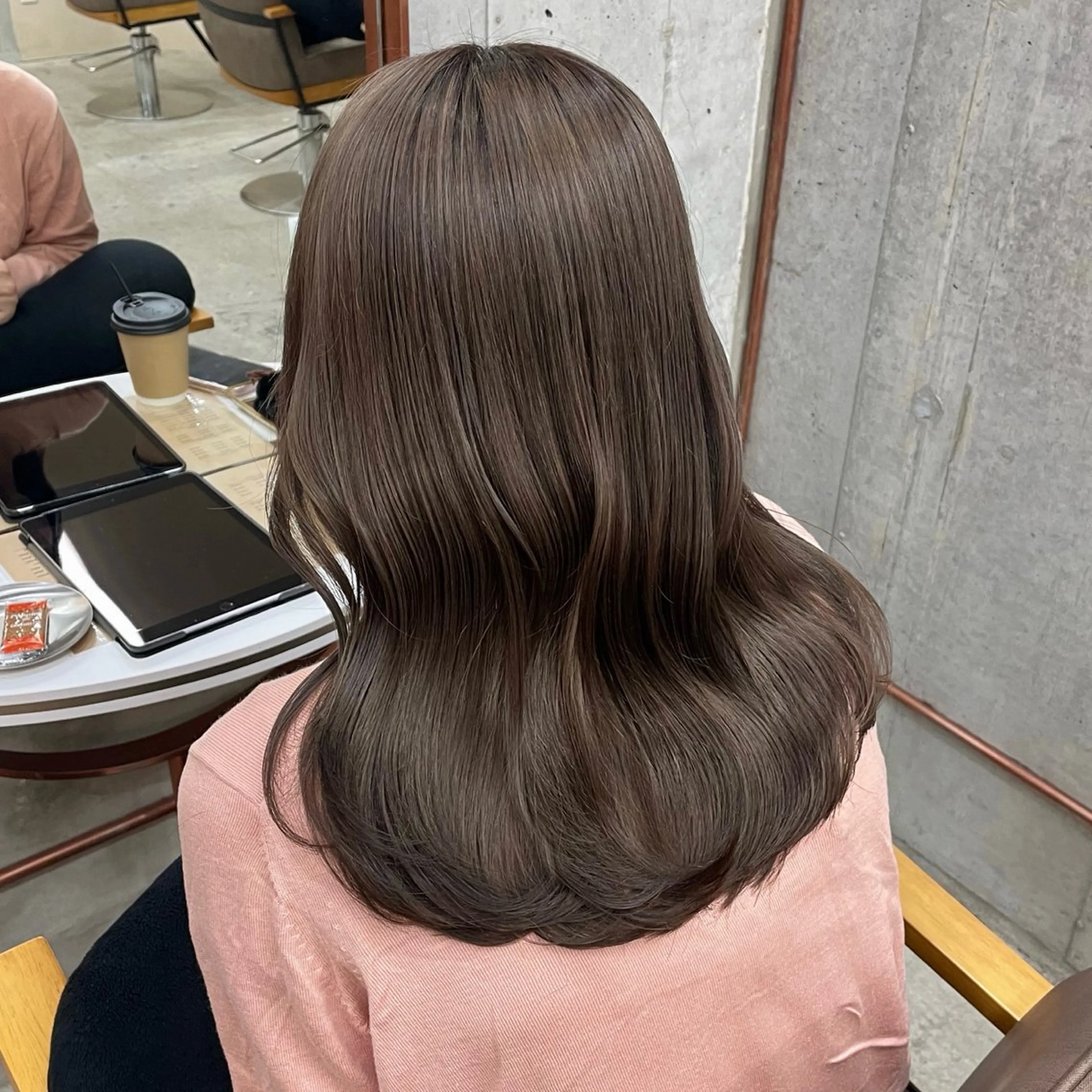 セミロング カラー ブリーチ 透明感カラー グレージュ カット ヘアカラー トリートメント noii / 伊藤 愛莉のヘアスタイル