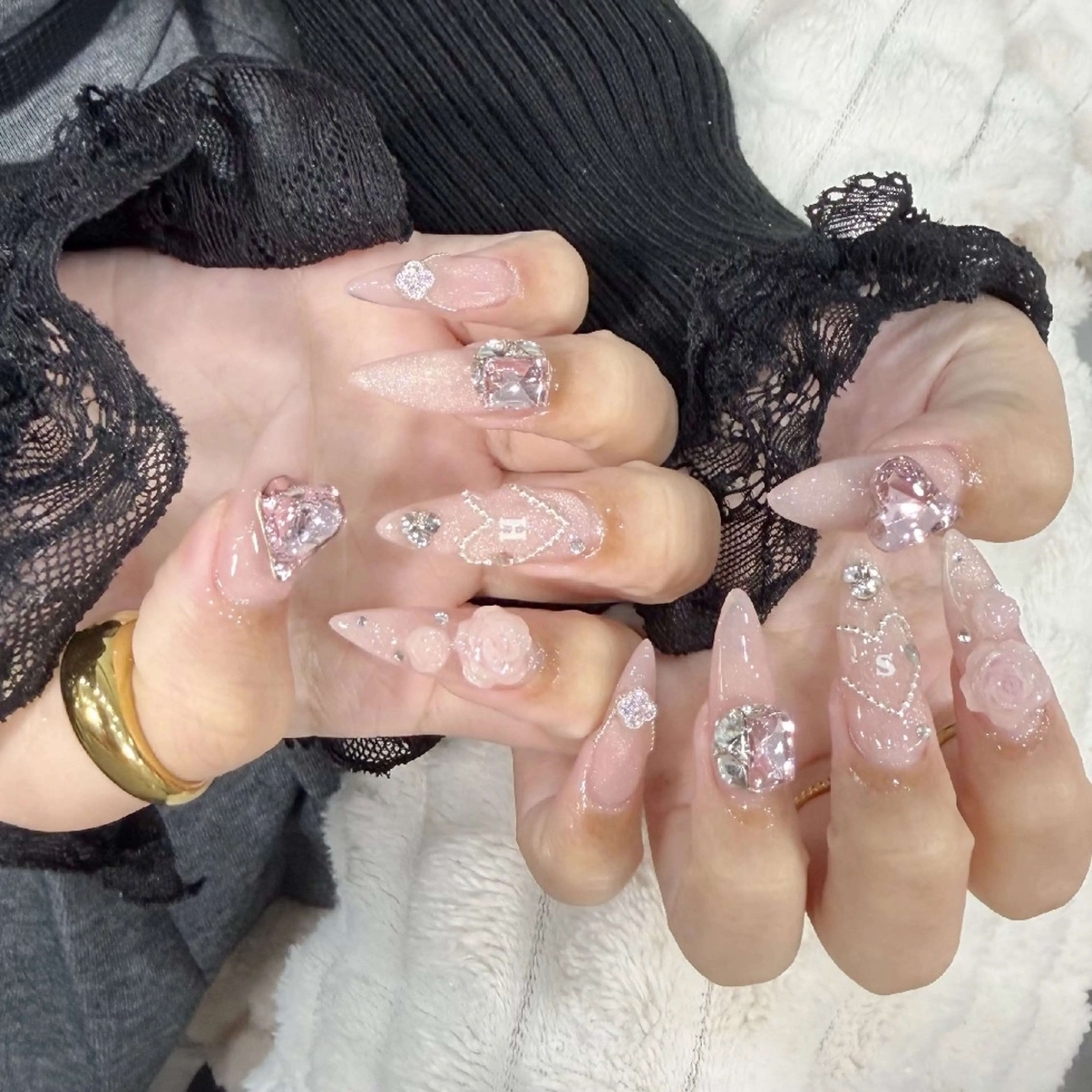 ネイル チークネイル フレンチネイル ジェルネイル ガーリー キラキラネイル ハンドネイル UM Nail Salonのネイルデザイン