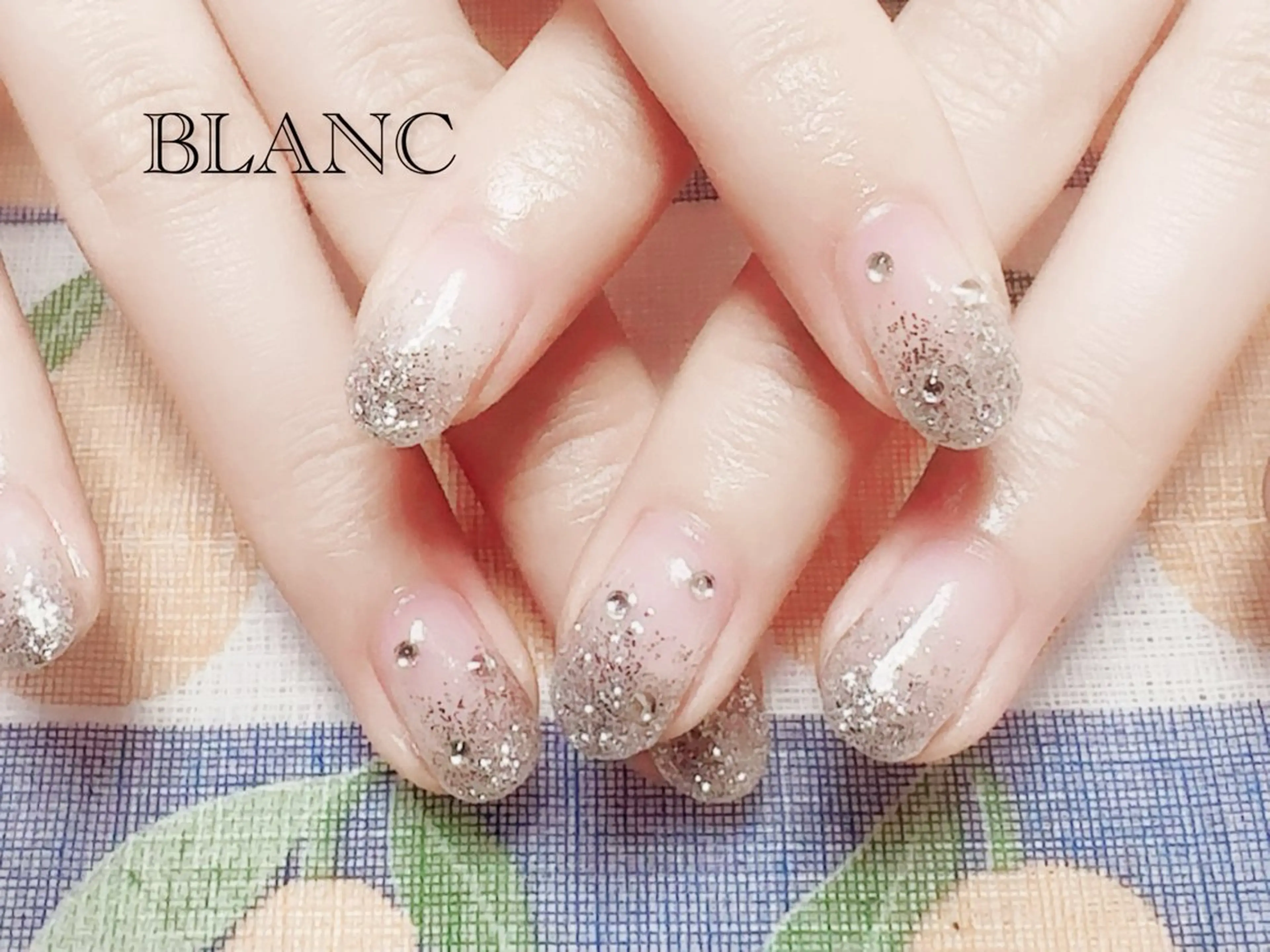ネイル アートネイル 長さ出し ジェルネイル グラデーション ラメ(グリッター) BLANC (ブラン)のネイルデザイン