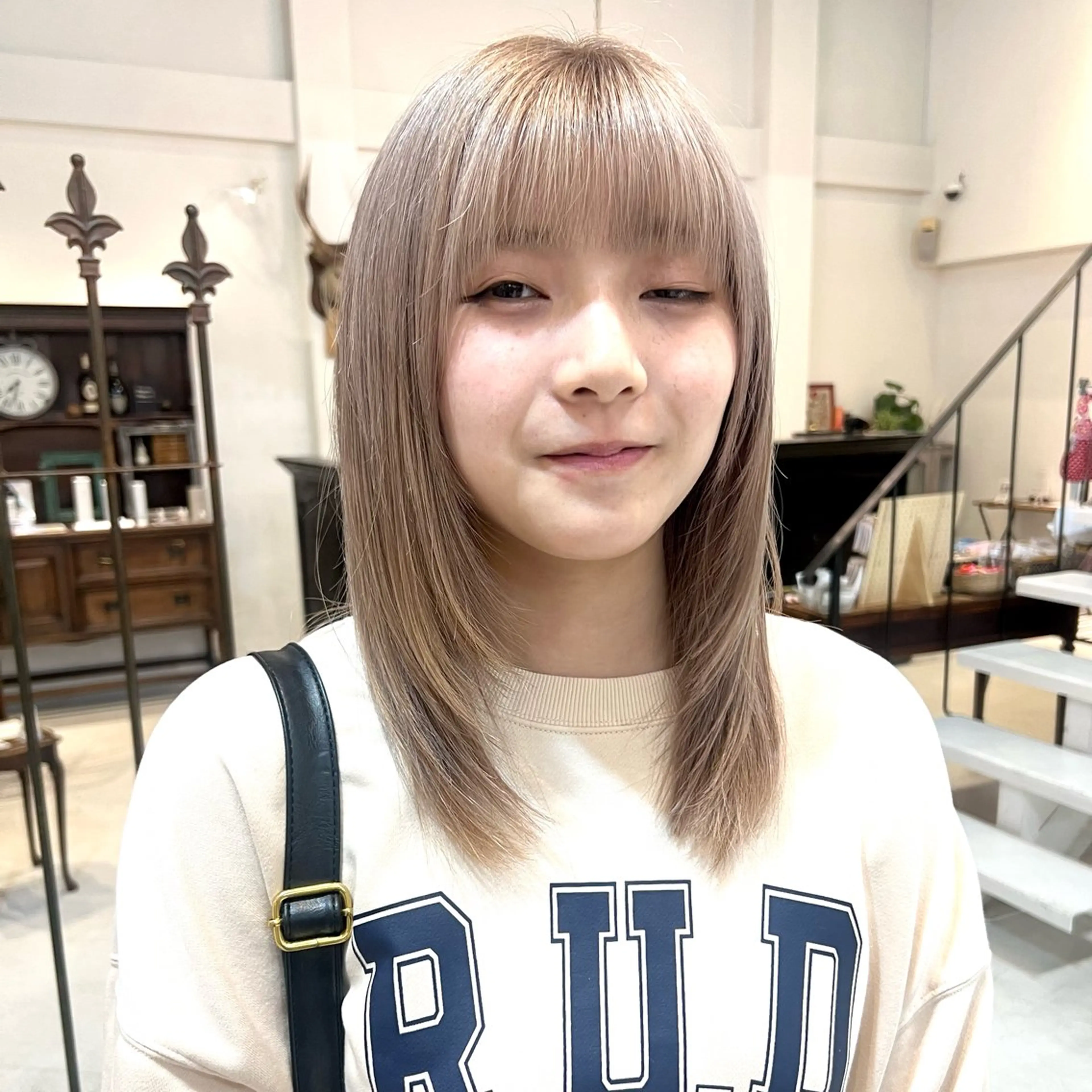 セミロング カラー カット ヘアカラー トリートメント 金城 愛海のヘアスタイル