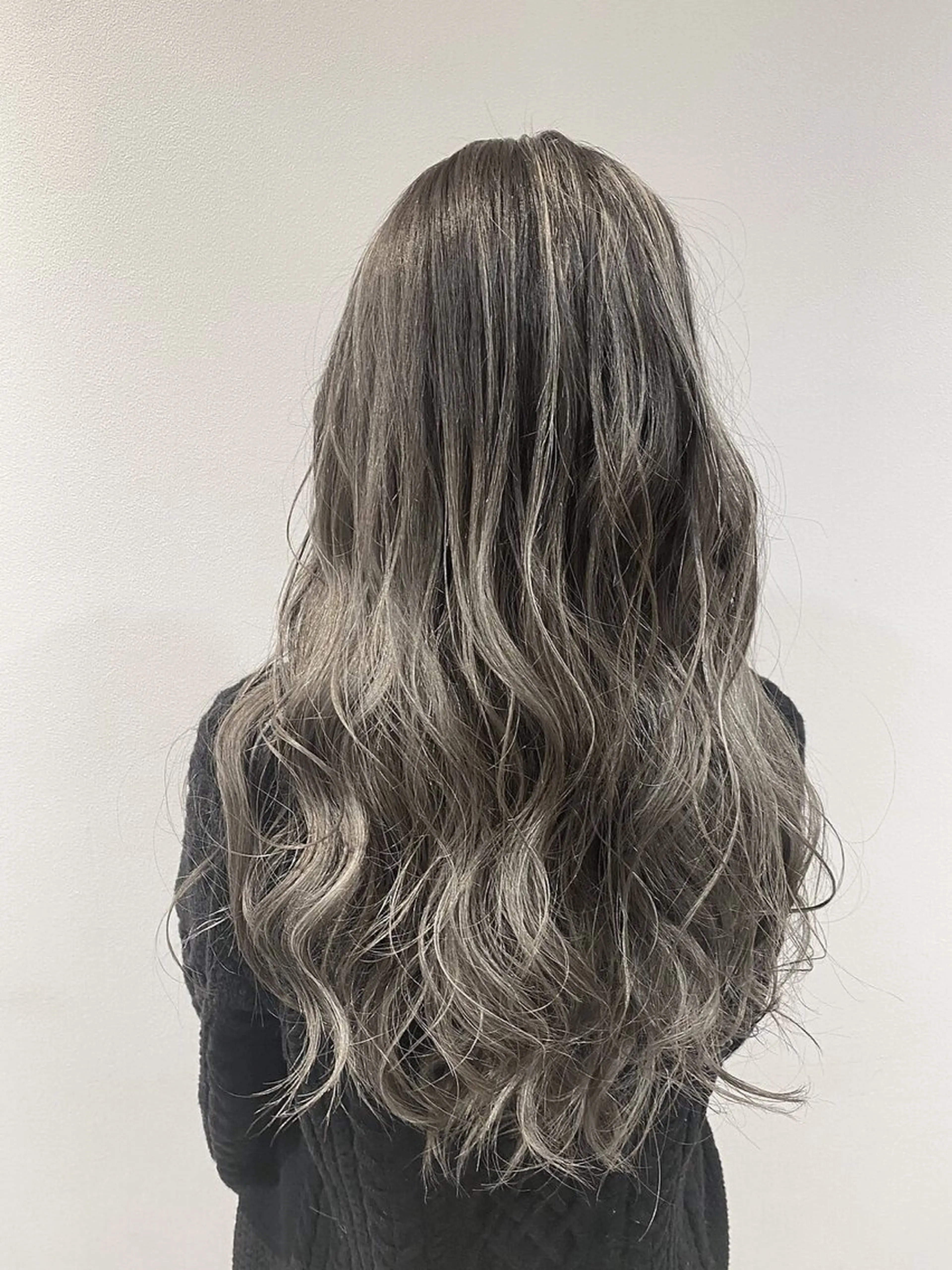 ロング カラー 山下 仁愛のヘアスタイル
