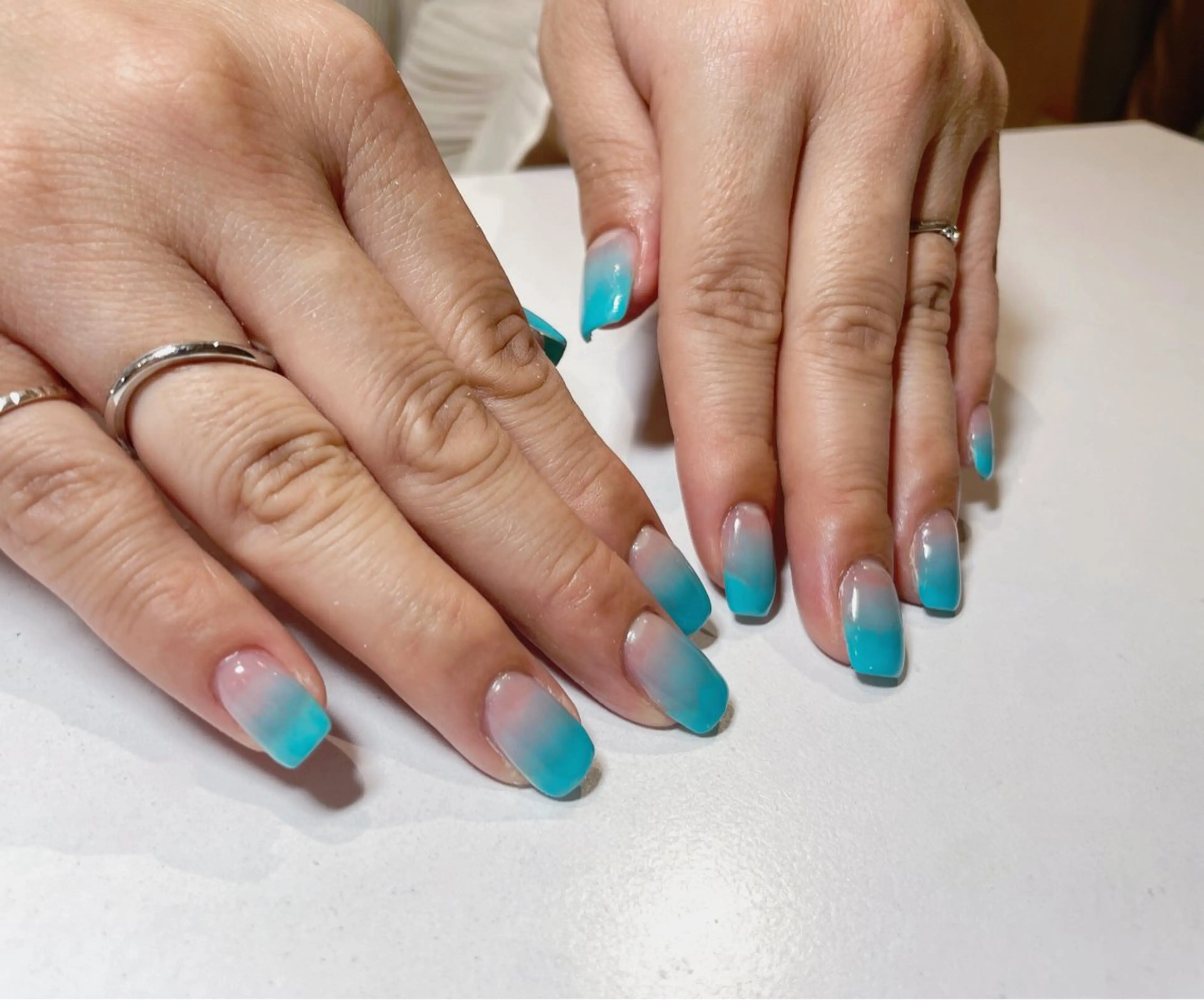 ネイル グラデーション 水色 小林みお @ibelu京橋店のネイルデザイン