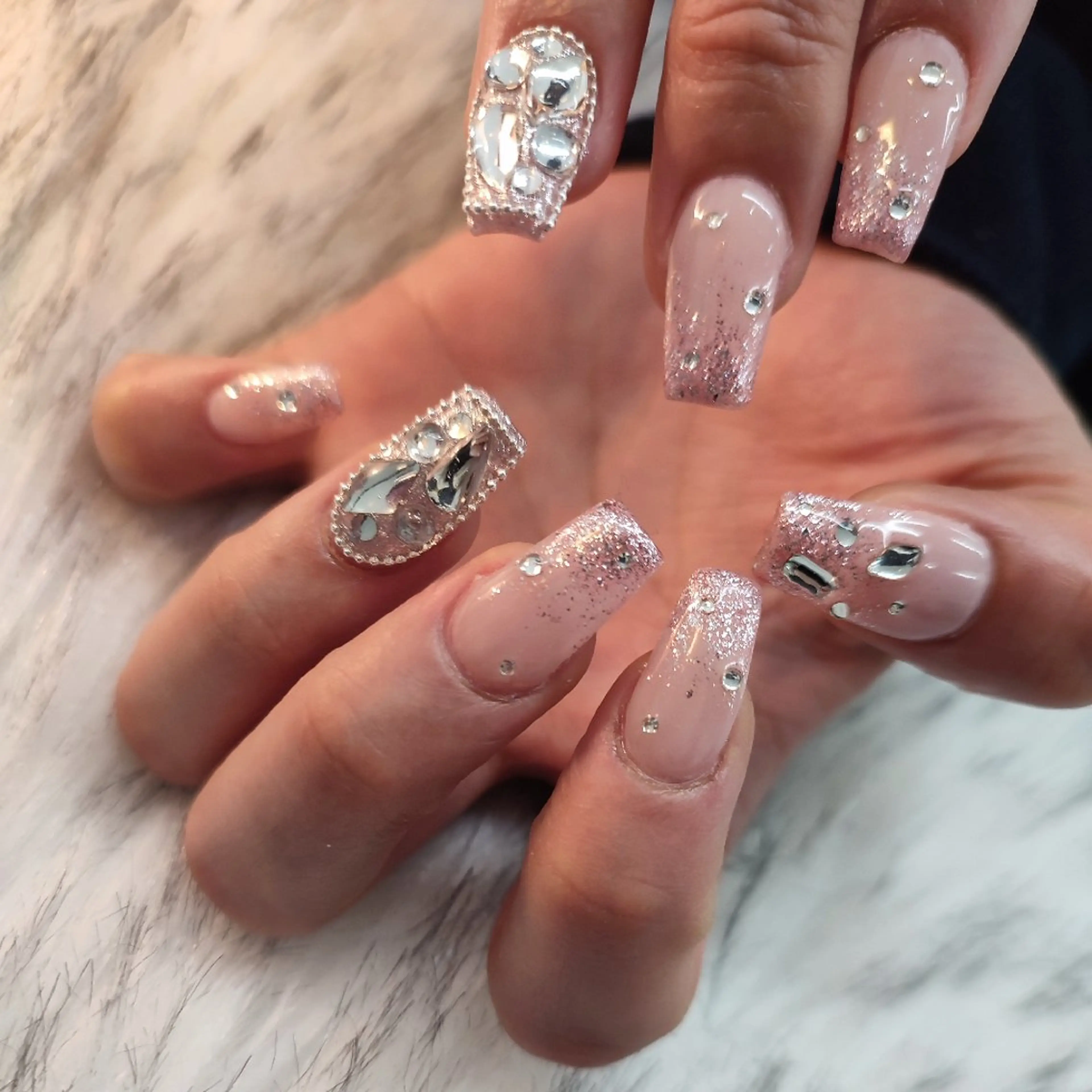 ネイル ハンドネイル RUNWAY 　　の眉毛・アイブロウイメージ