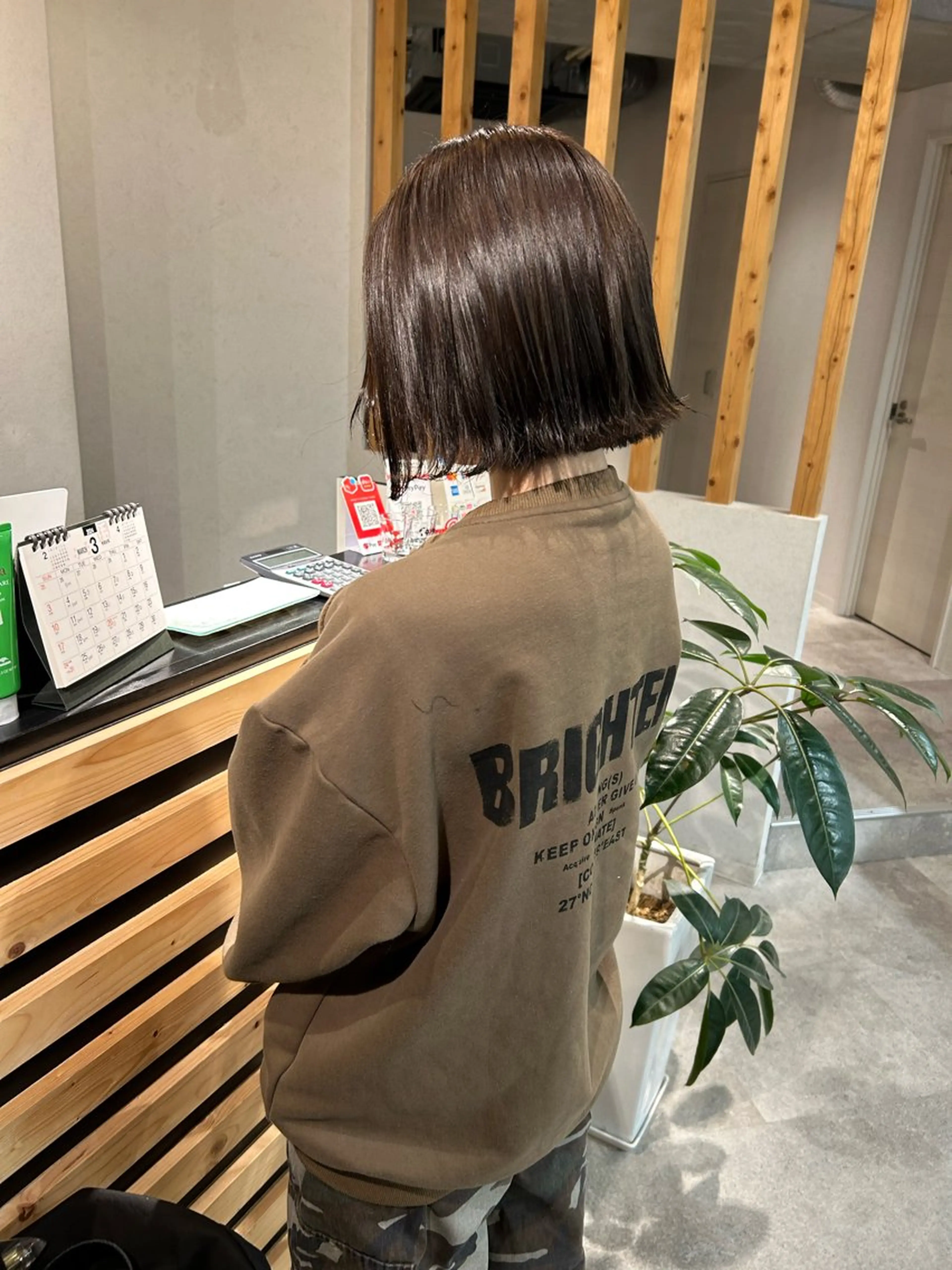 ショート カラー 切りっぱなしボブ オリーブカラー ボブ カット ヘアカラー トリートメント ウルフカット レイヤーカット上柿のヘアスタイル