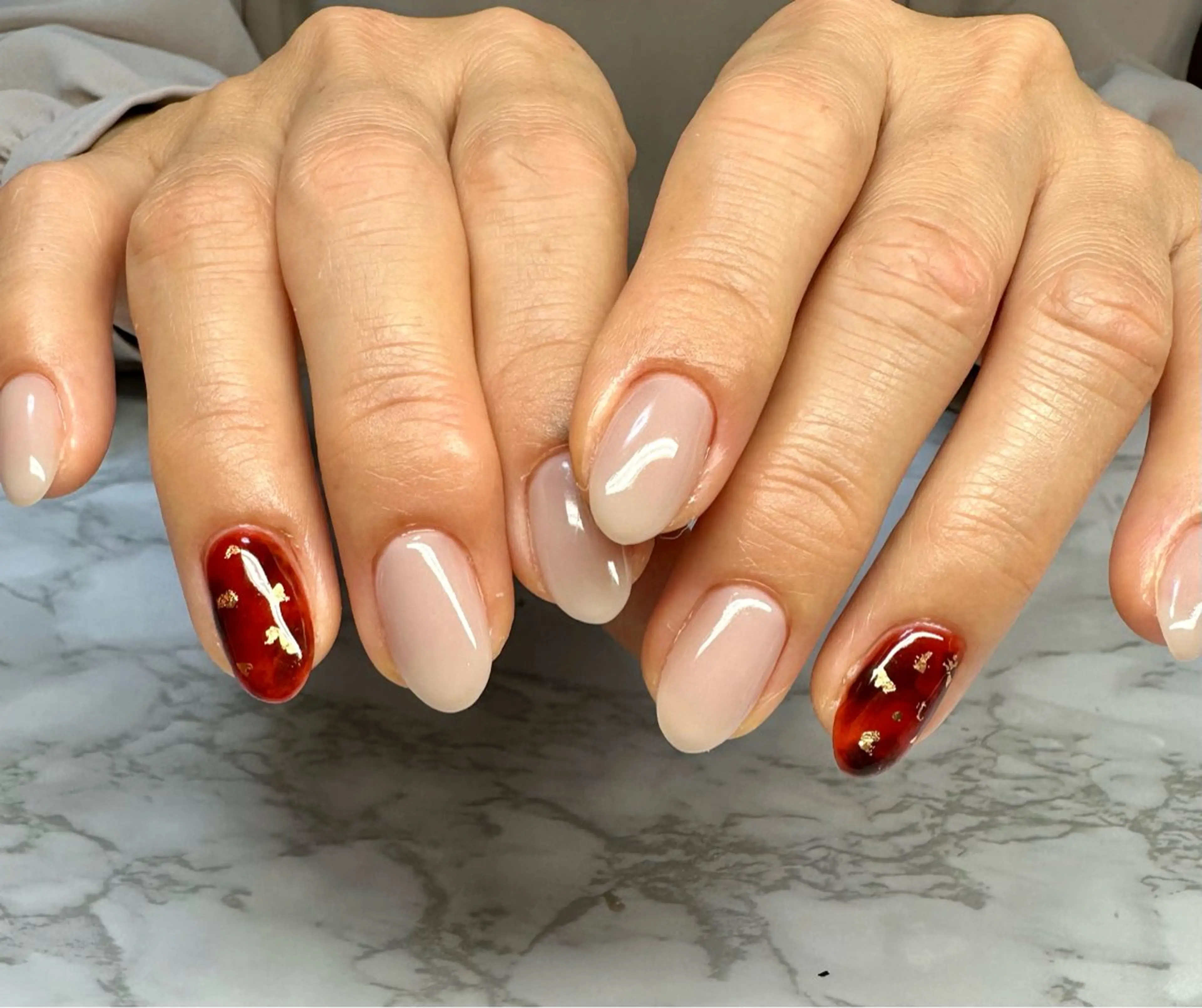 ネイル オーロラネイル べっ甲ネイル ニュアンスネイル ワンカラーネイル 赤色 M.N_ nailのネイルデザイン