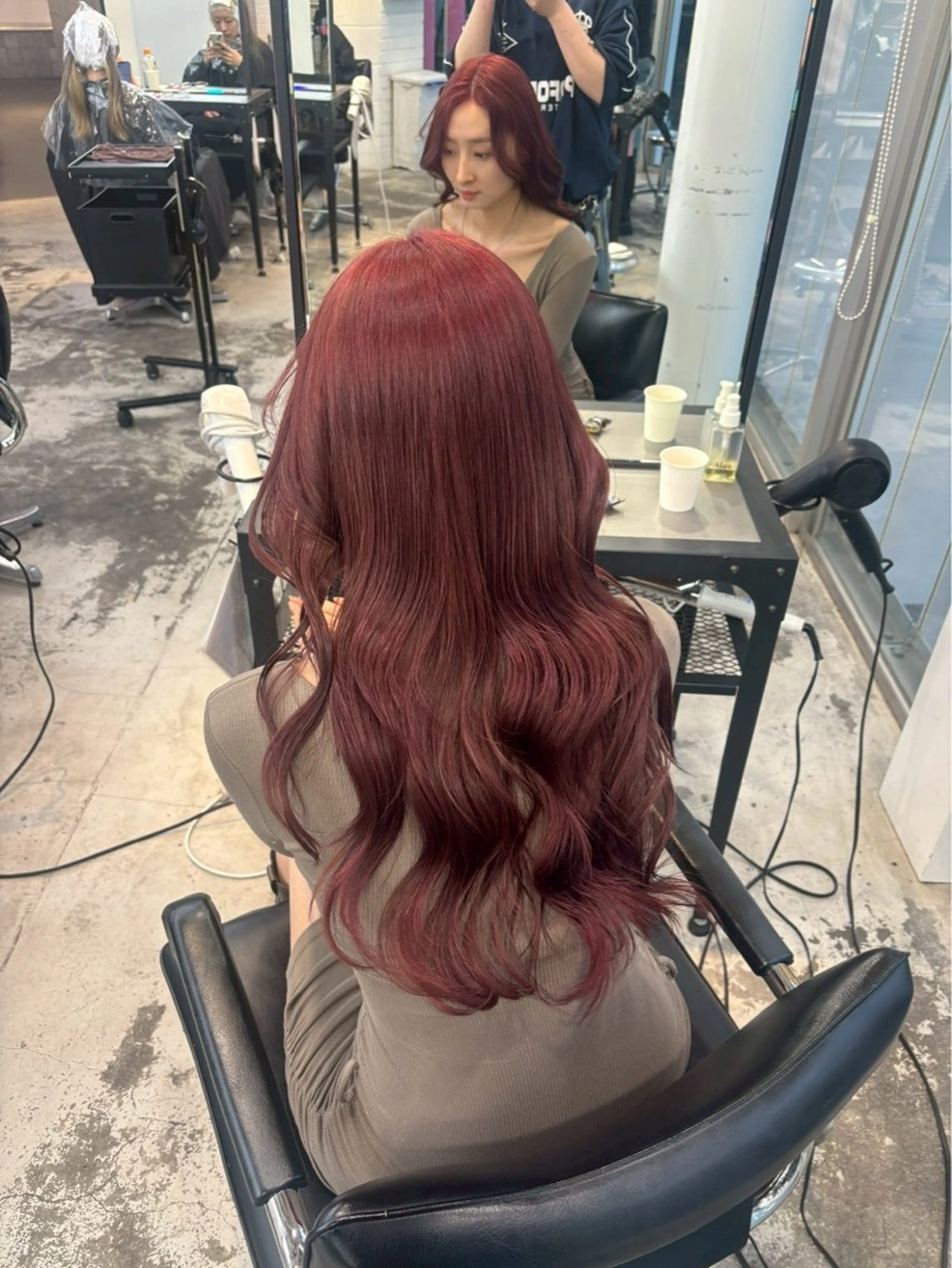 ロング カラー ヘアアレンジ レッドカラー ヘアカラー トリートメント 八木ケ谷 澪のヘアスタイル