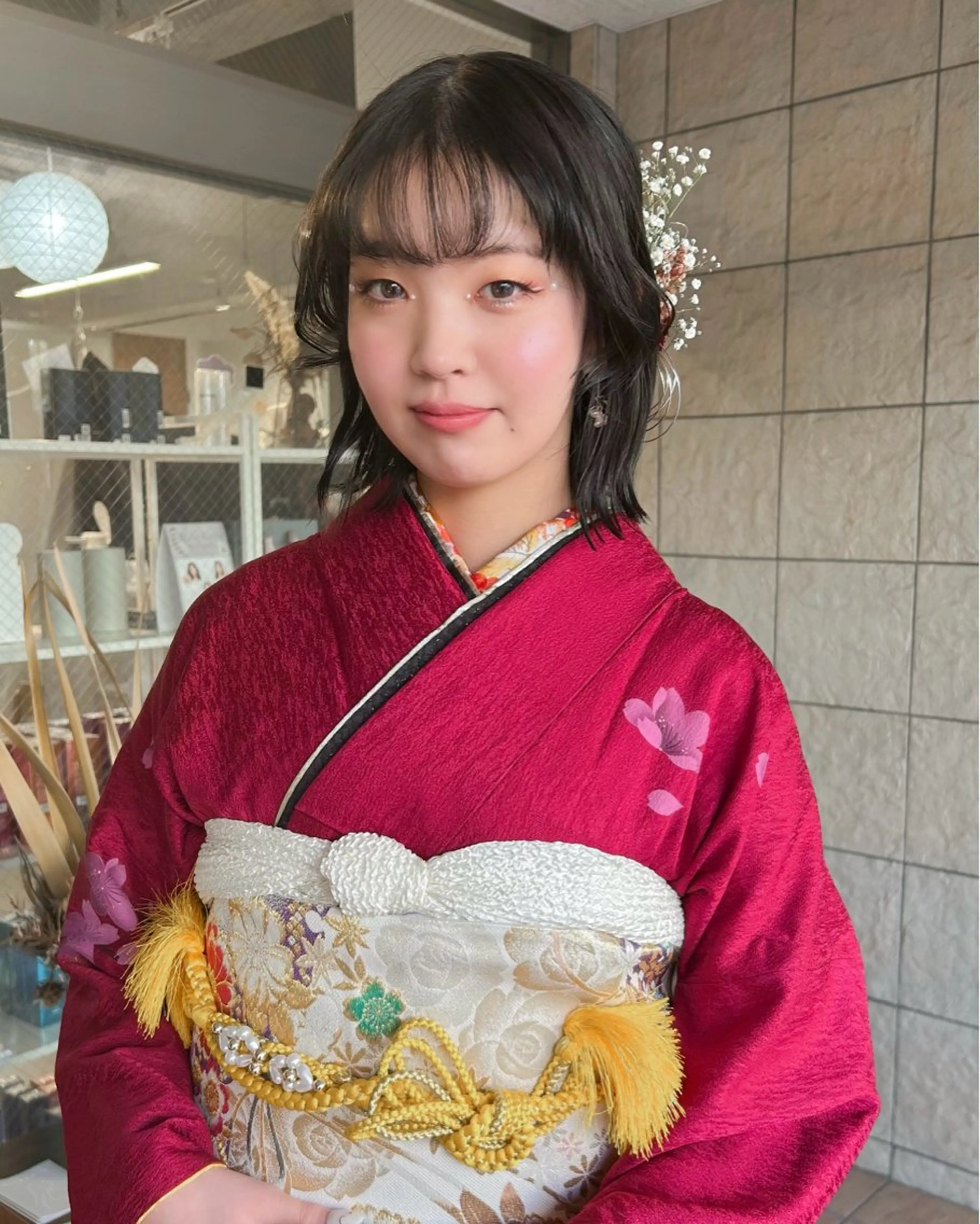 ミディアム ヘアアレンジ 成人式 ボブ 顔周りカット 卒業式のヘアスタイル 髪飾り ダブルカラー,透け カラーHINARIのヘアスタイル