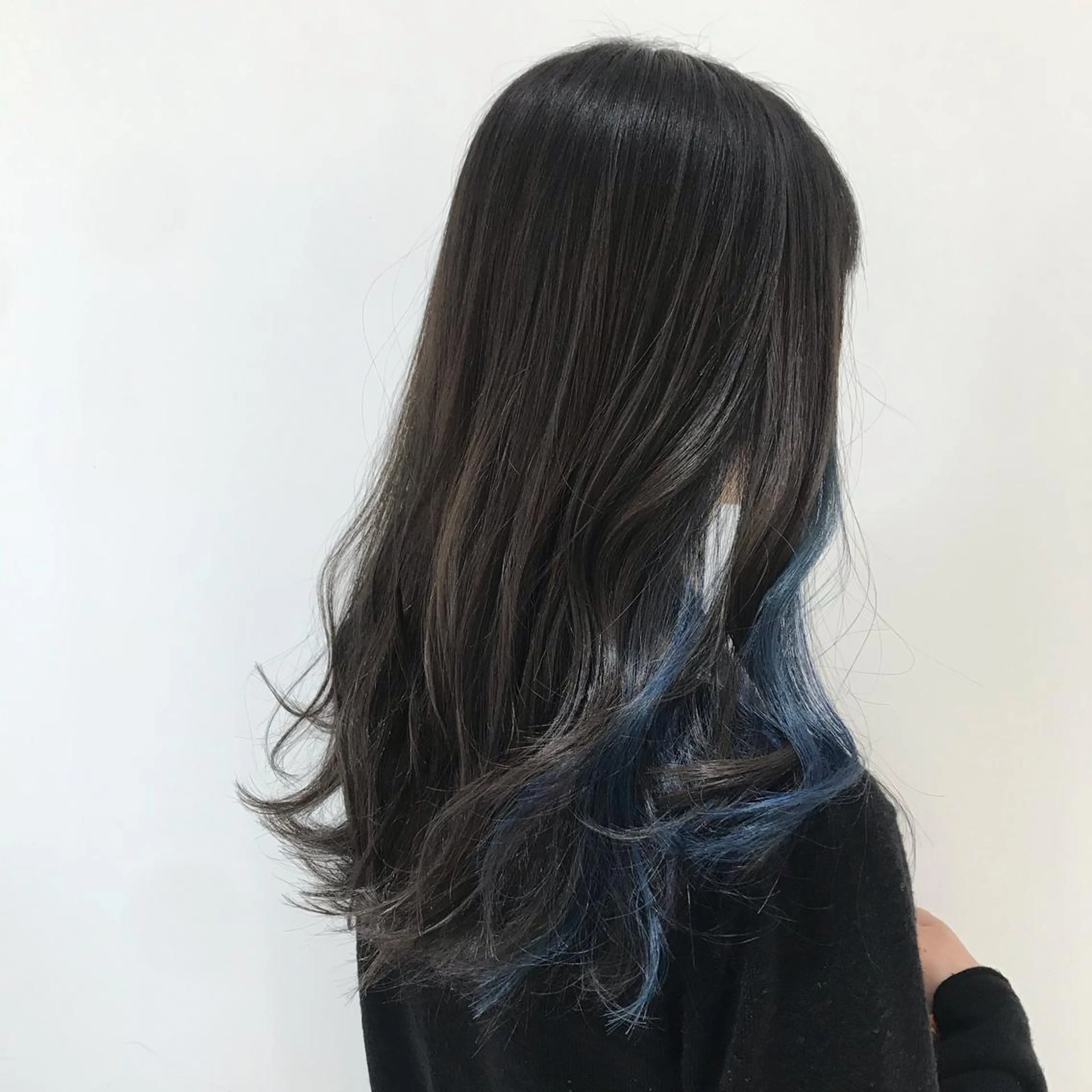 セミロング カラー イヤリングカラー インナーカラー ネイビーカラー One's~beauty&relax~所属・加藤 憂のヘアスタイル